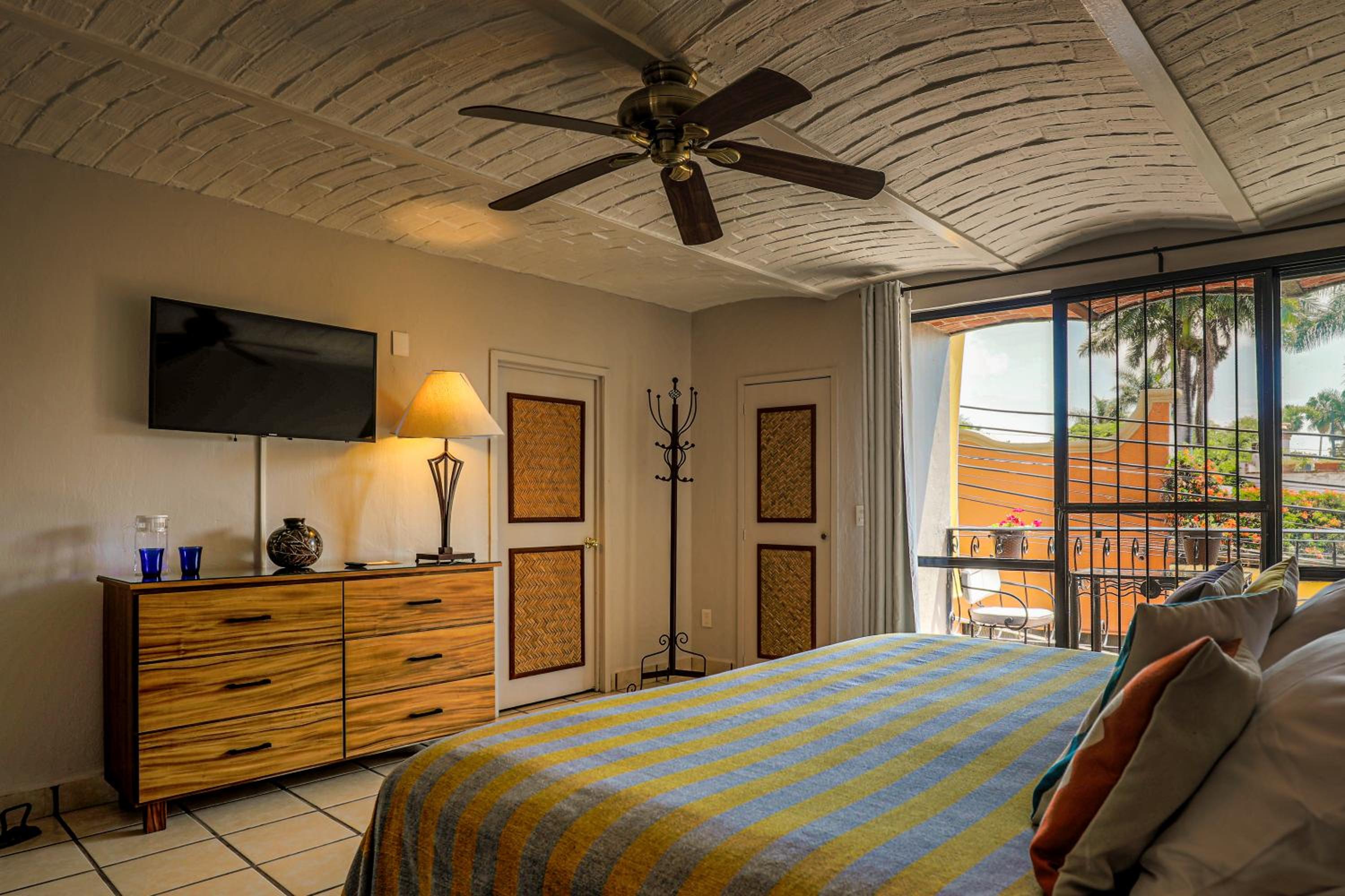 Deluxe King Room - Photo 12