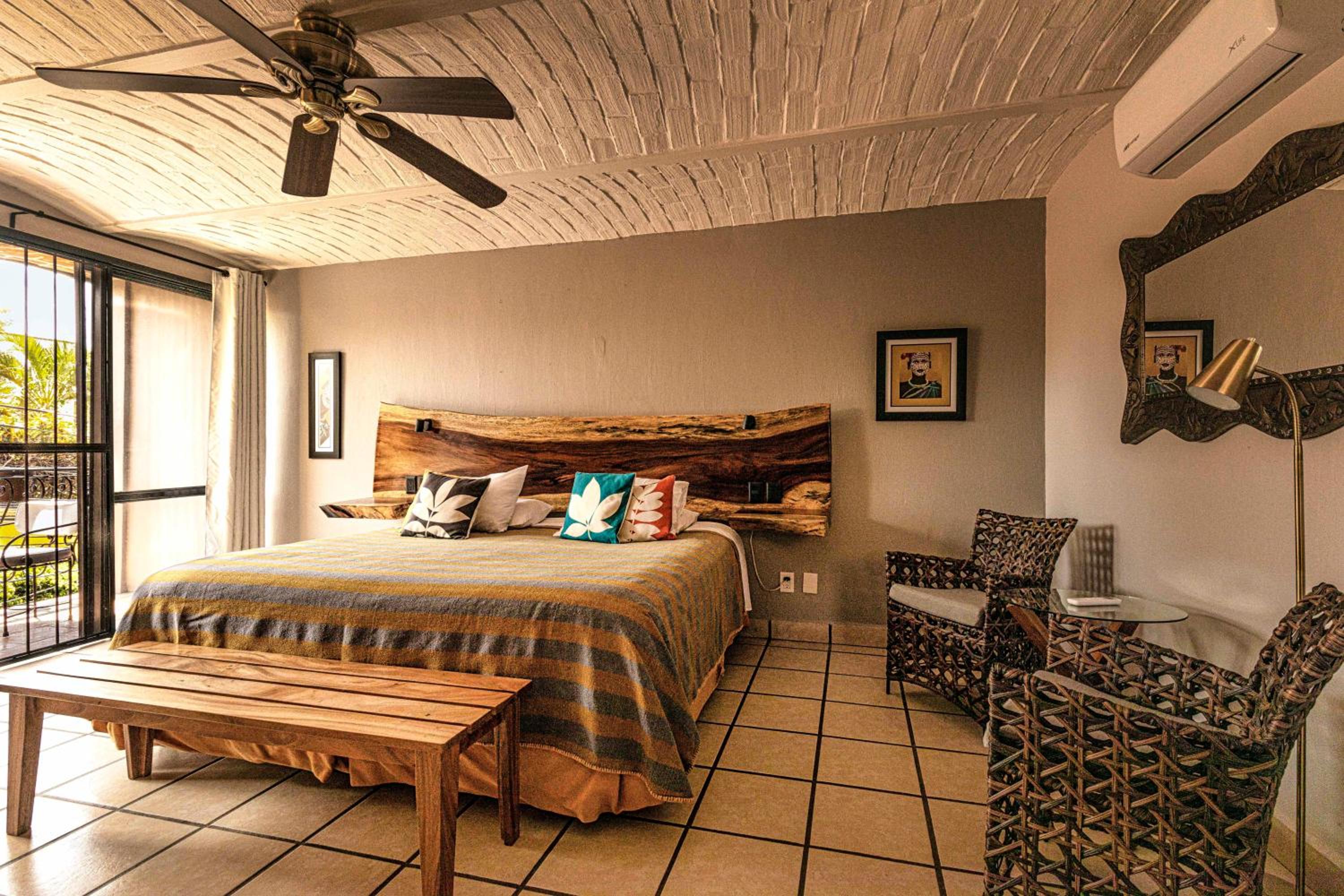 Deluxe King Room - Photo 13