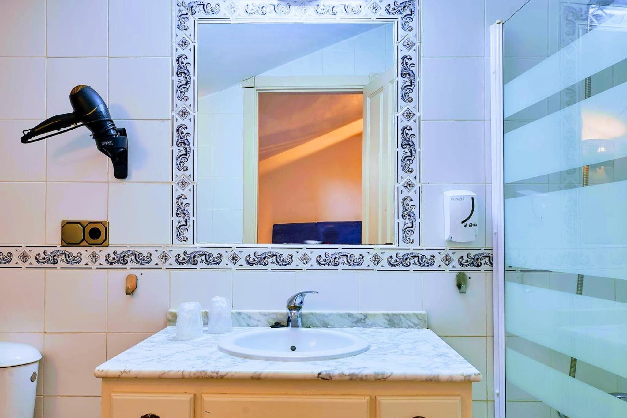 Deluxe Double Room - Photo 11