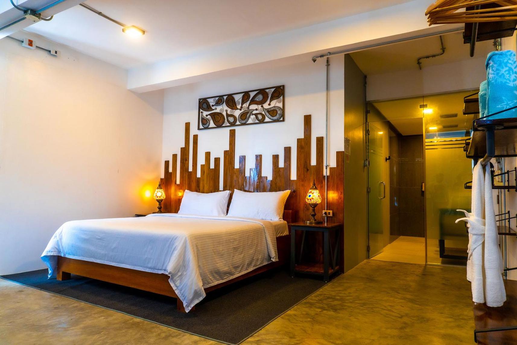 Deluxe King Suite - Photo 15