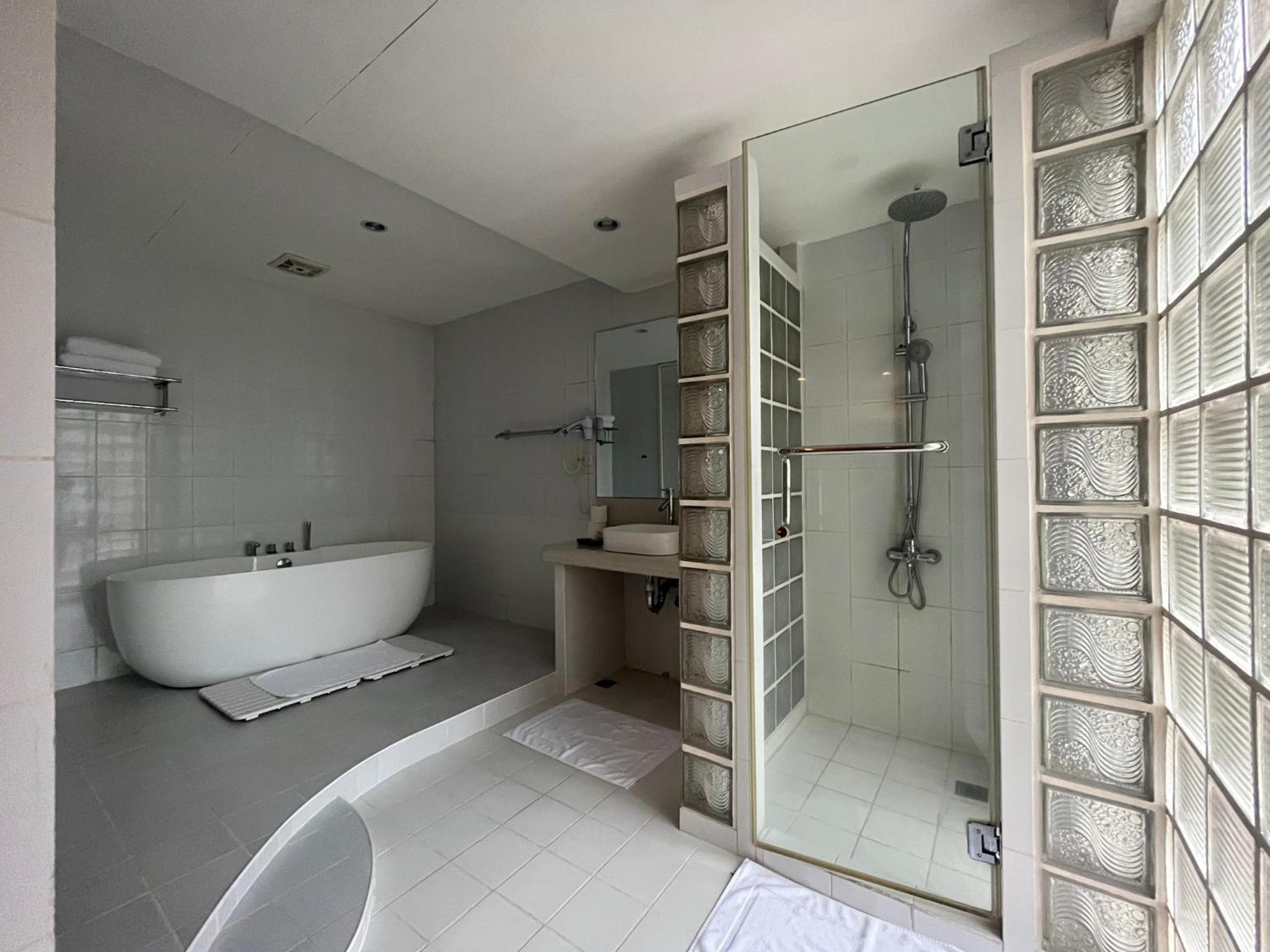 Executive Suite - Photo 3
