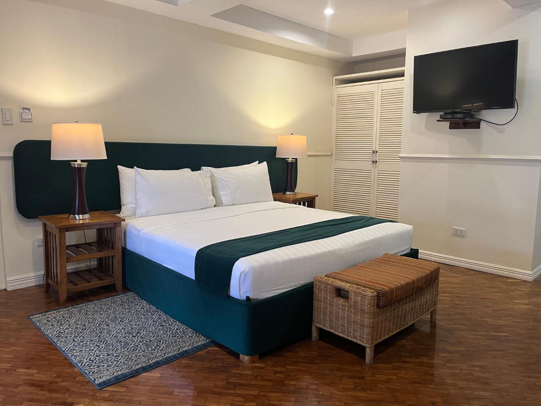 Executive Suite - Photo 5