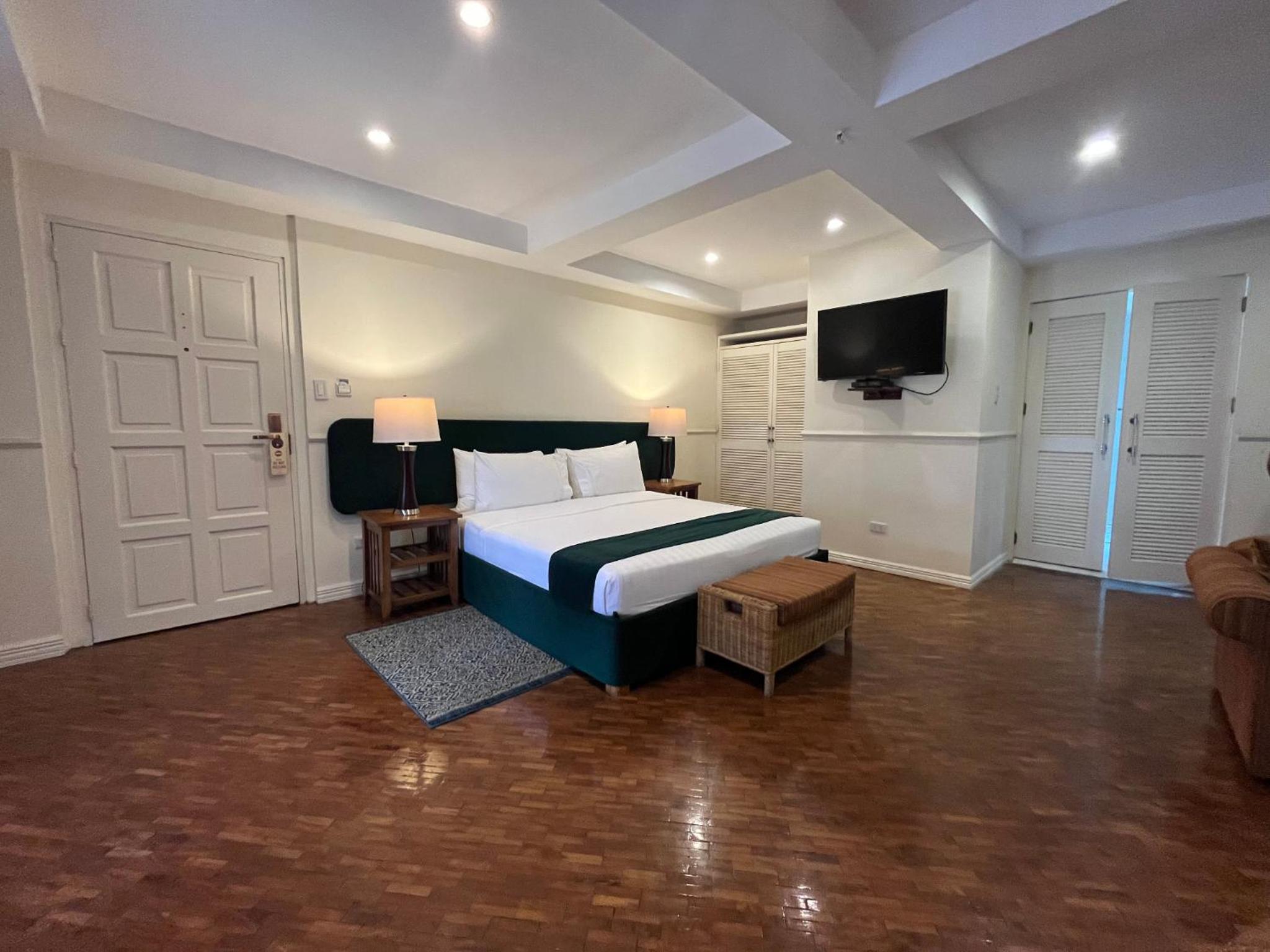 Executive Suite - Photo 7