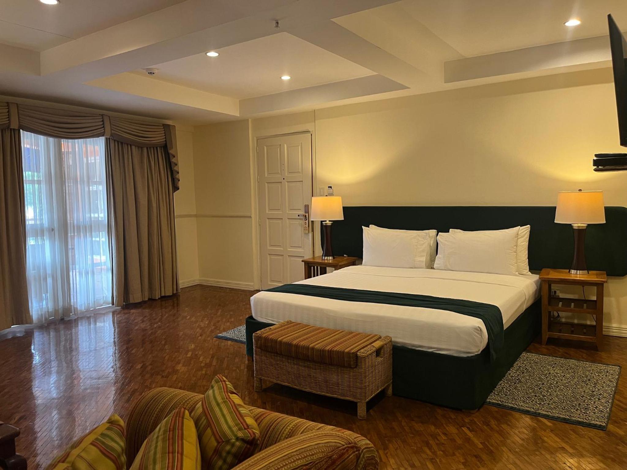 Executive Suite - Photo 6