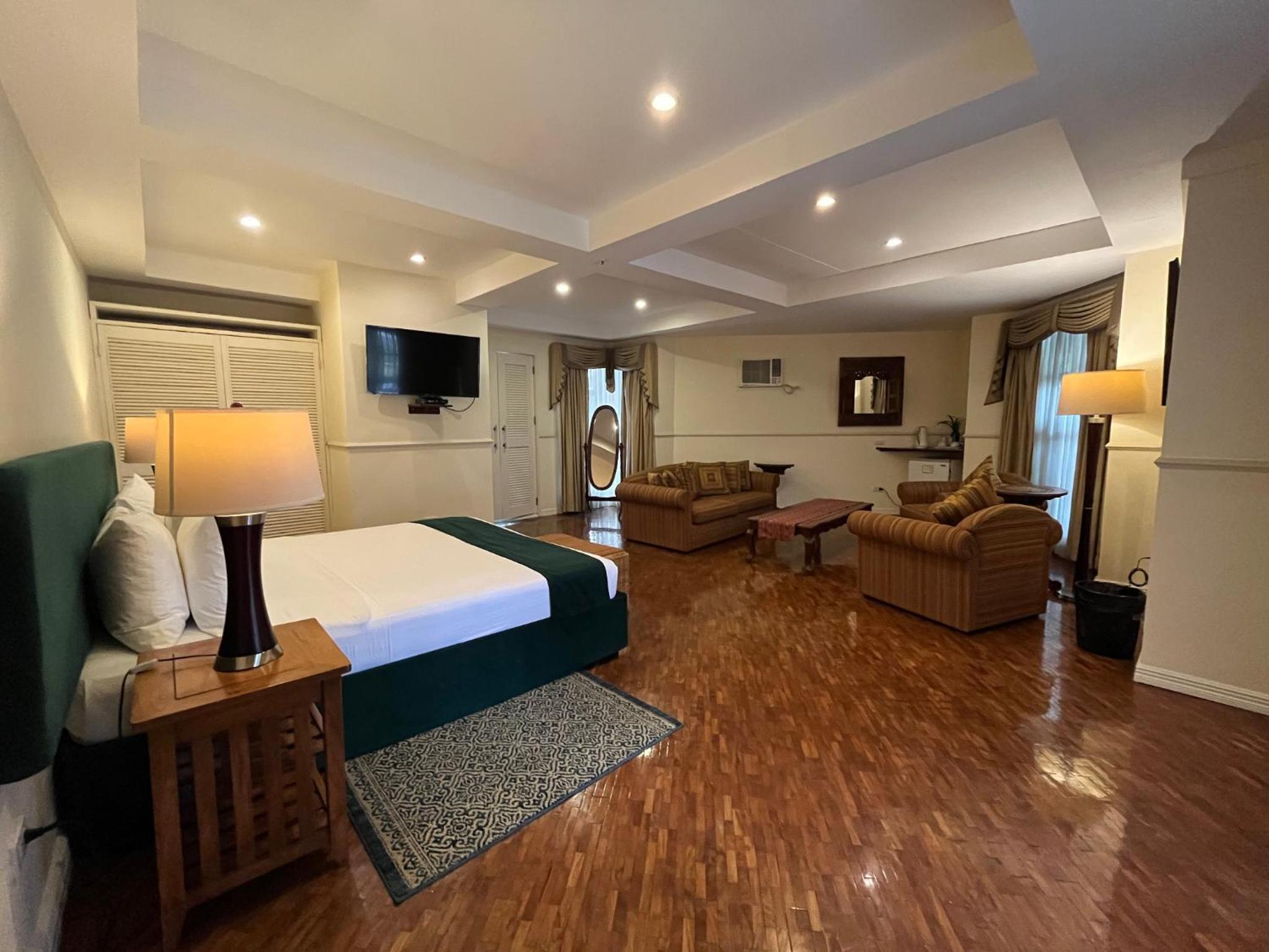 Executive Suite - Photo 2
