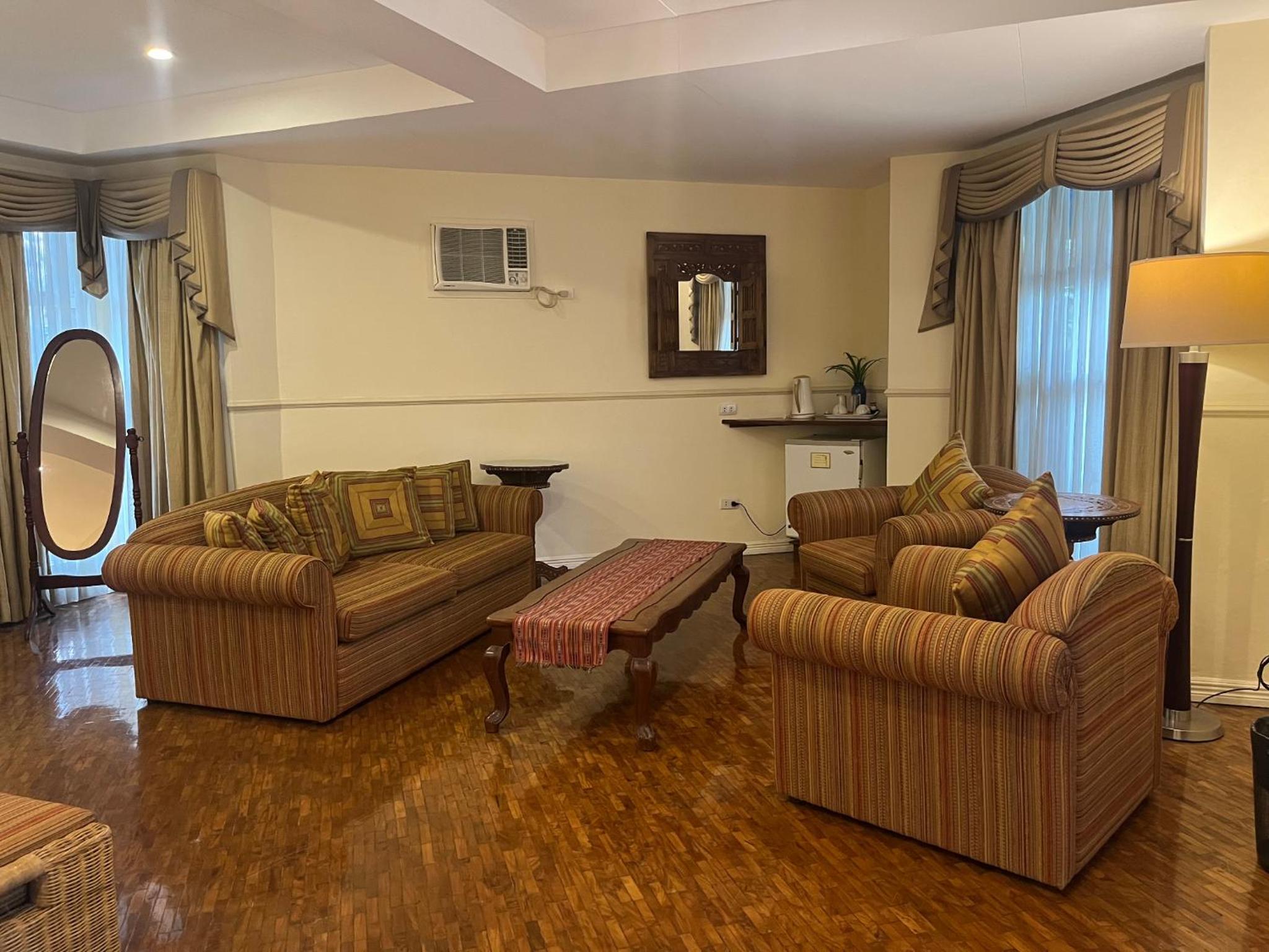 Executive Suite - Photo 4