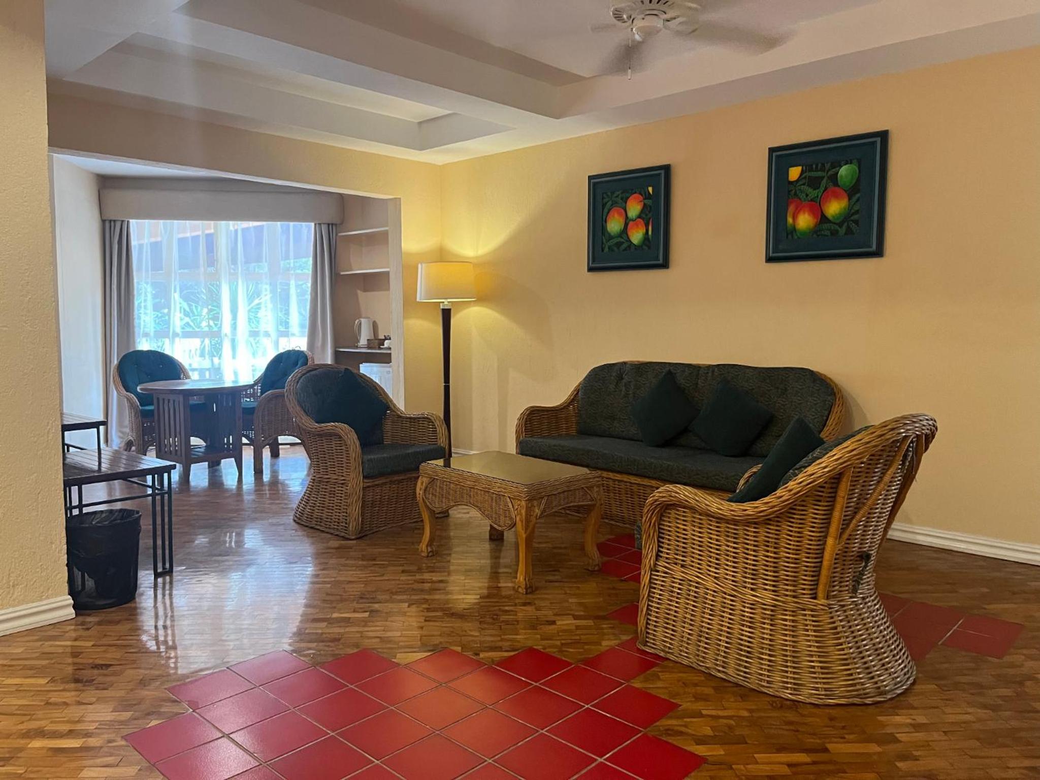 Superior Family Room - Photo 4