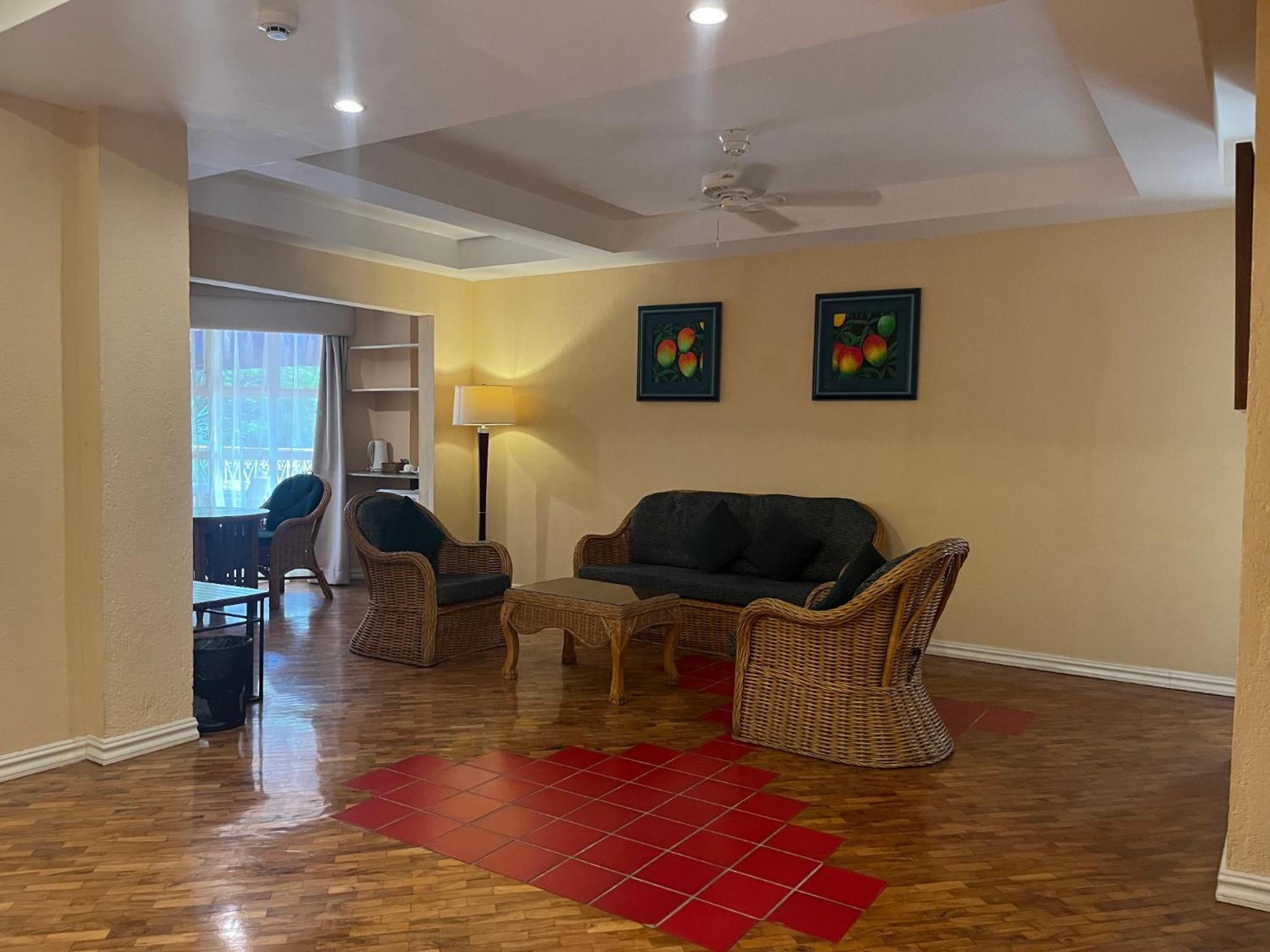 Superior Family Room - Photo 5
