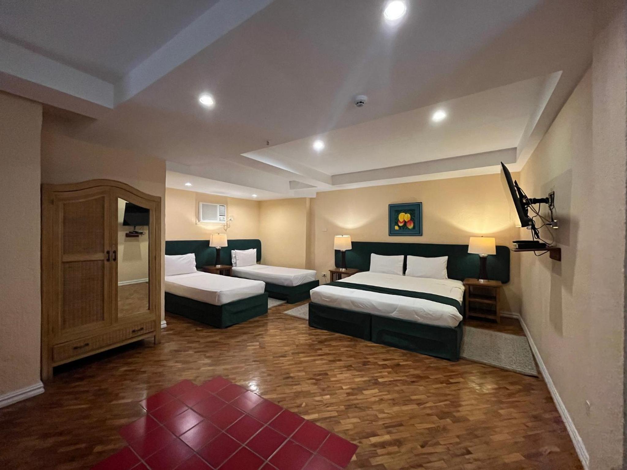 Superior Family Room - Photo 1