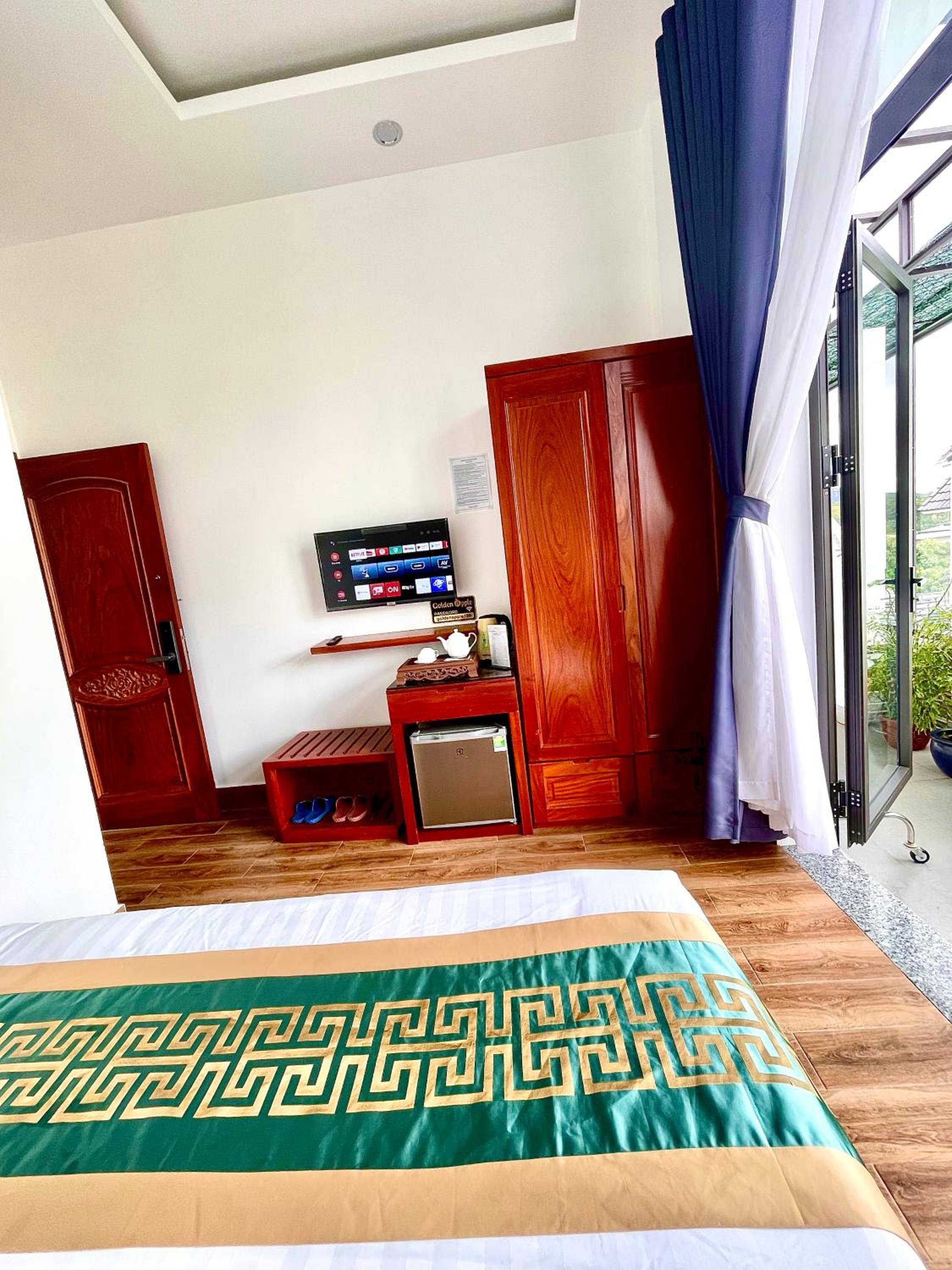 Standard King Room - Photo 11