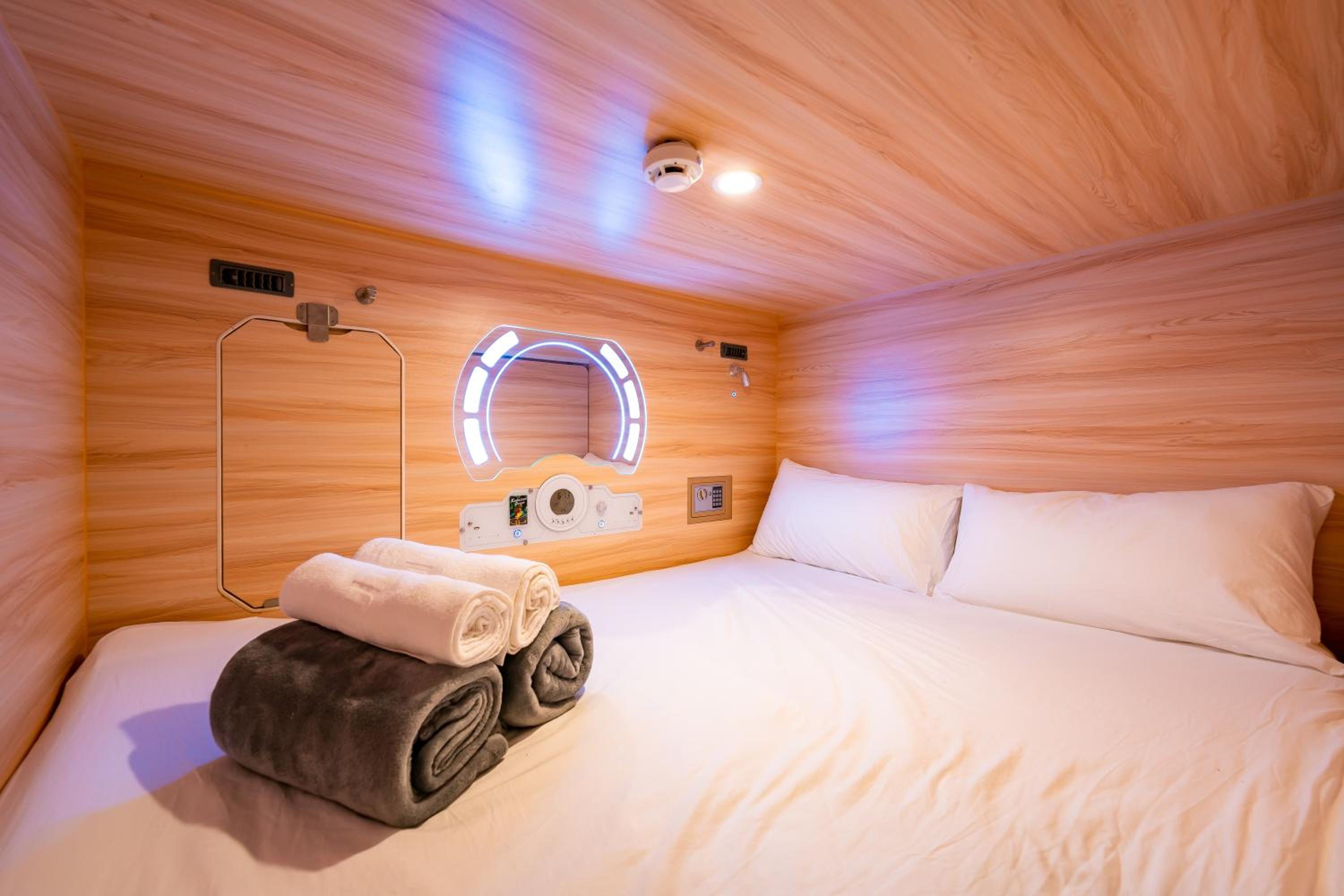 Adventure Hall - Double Capsule