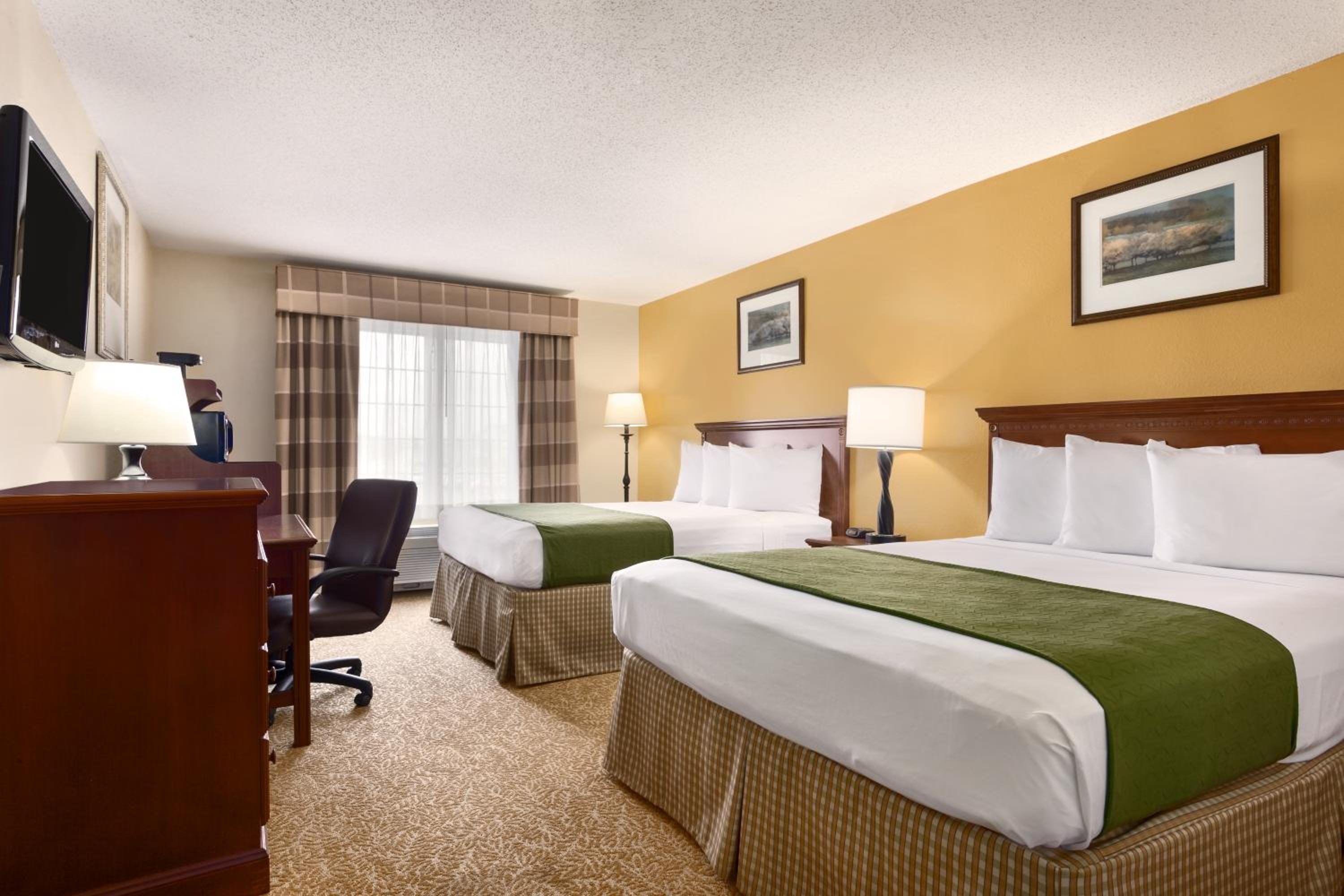 Queen Room with Two Queen Beds - Photo 2
