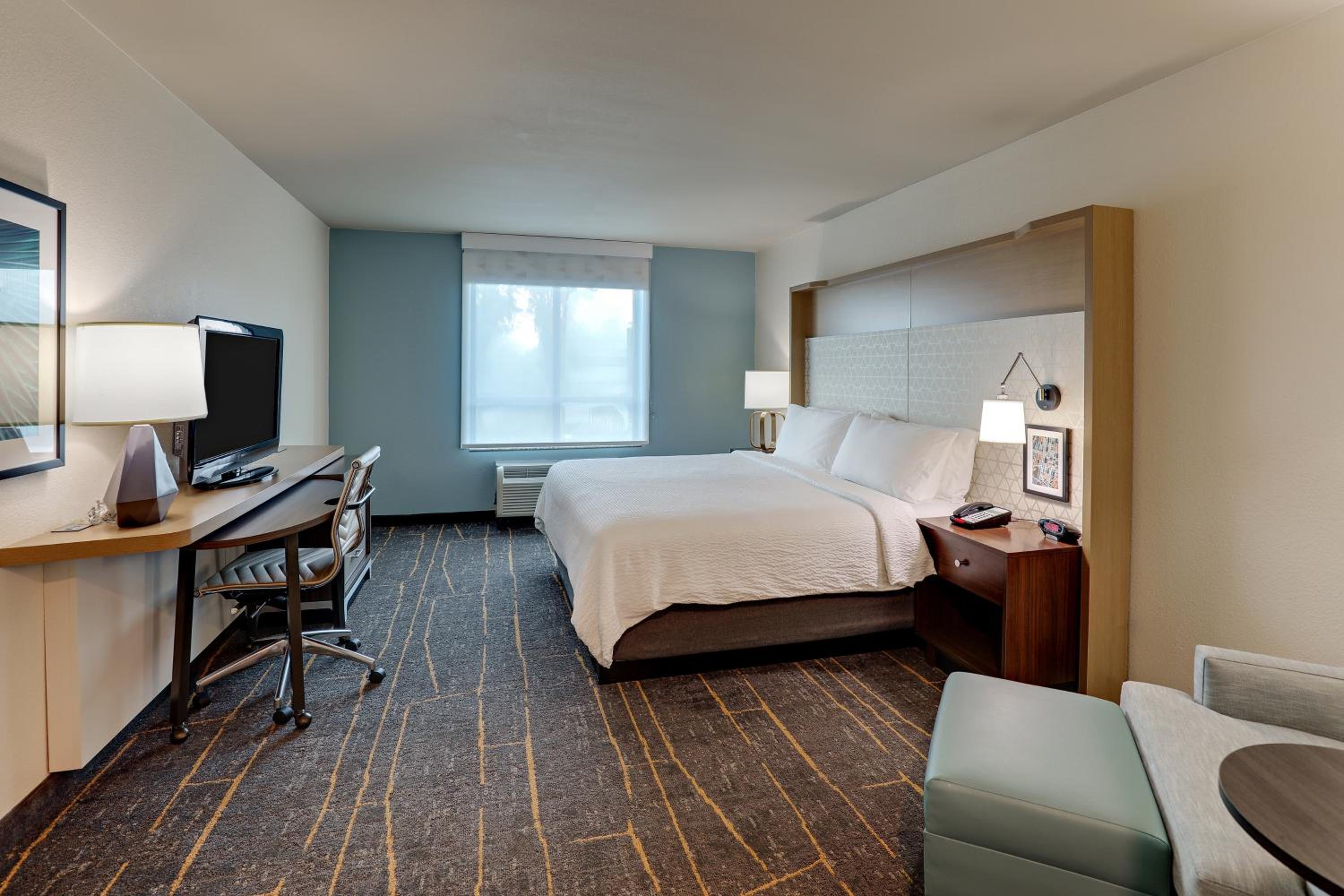 Standard King Room - Photo 14
