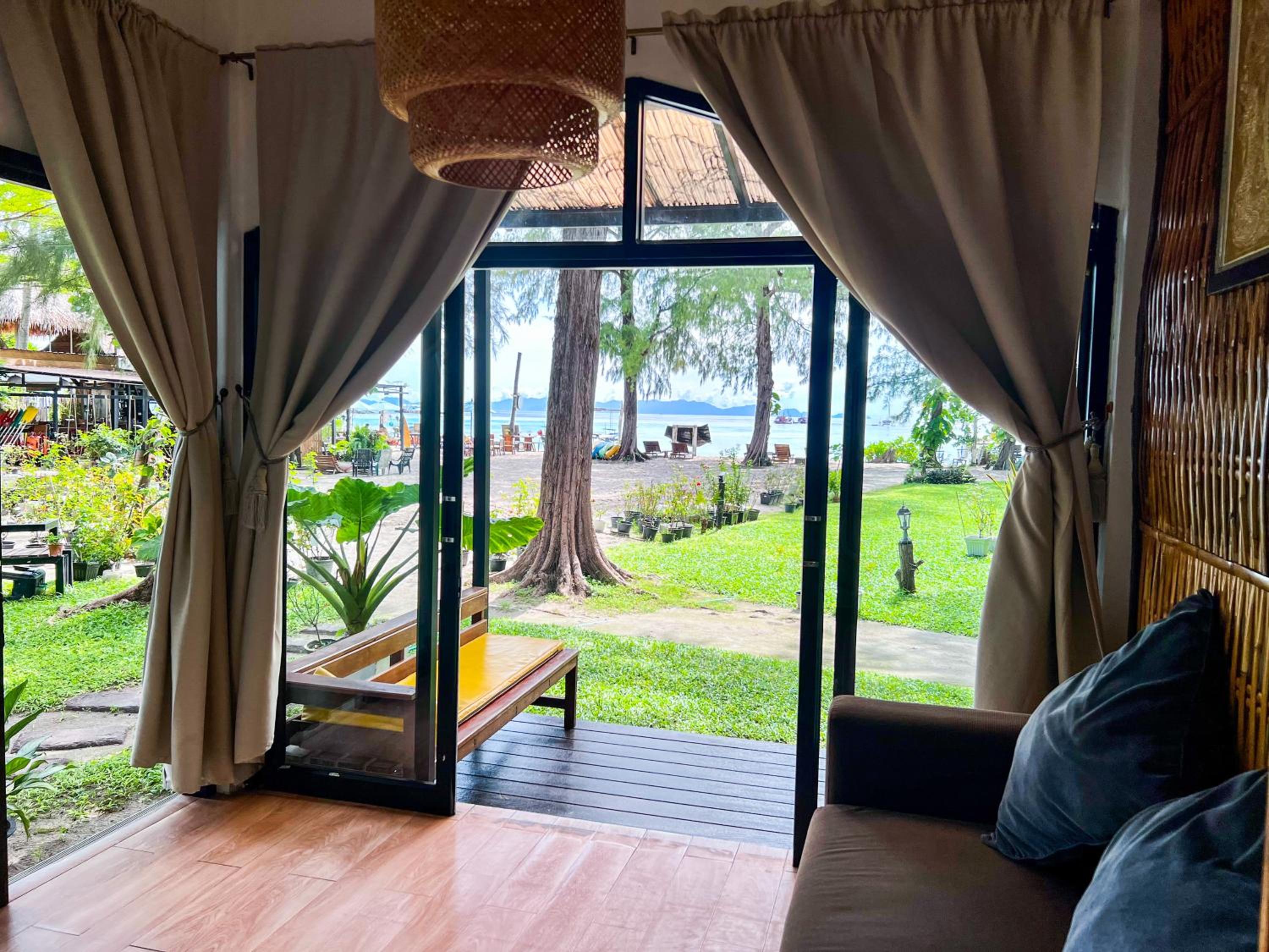 Bungalow with Sea View - Photo 3