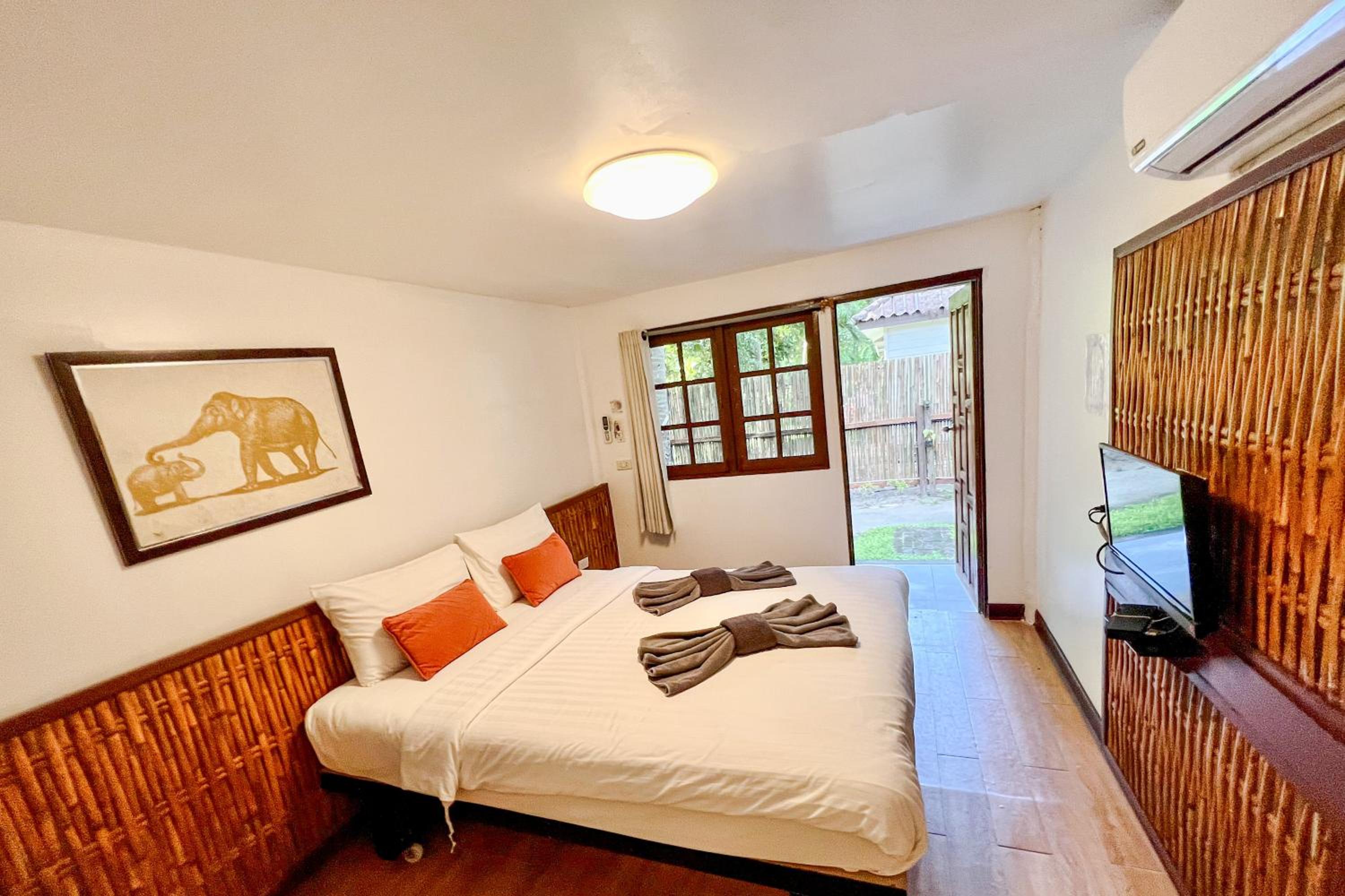 Bungalow with Garden View - Photo 9