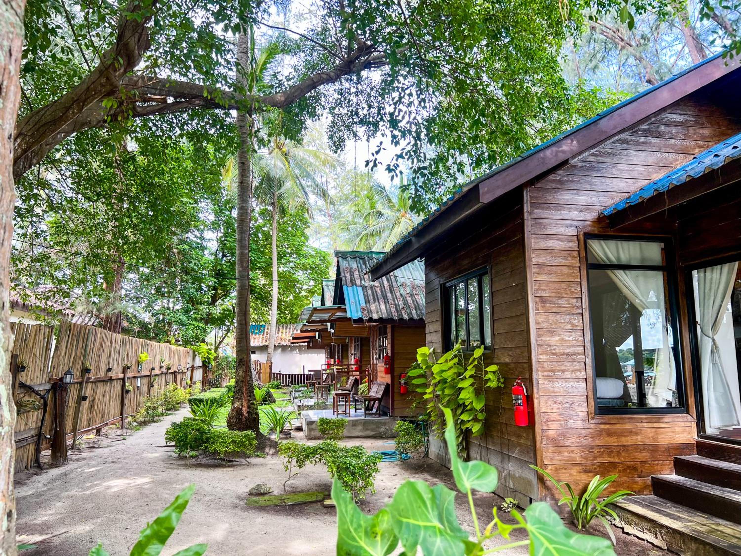 Bungalow with Garden View - Photo 6