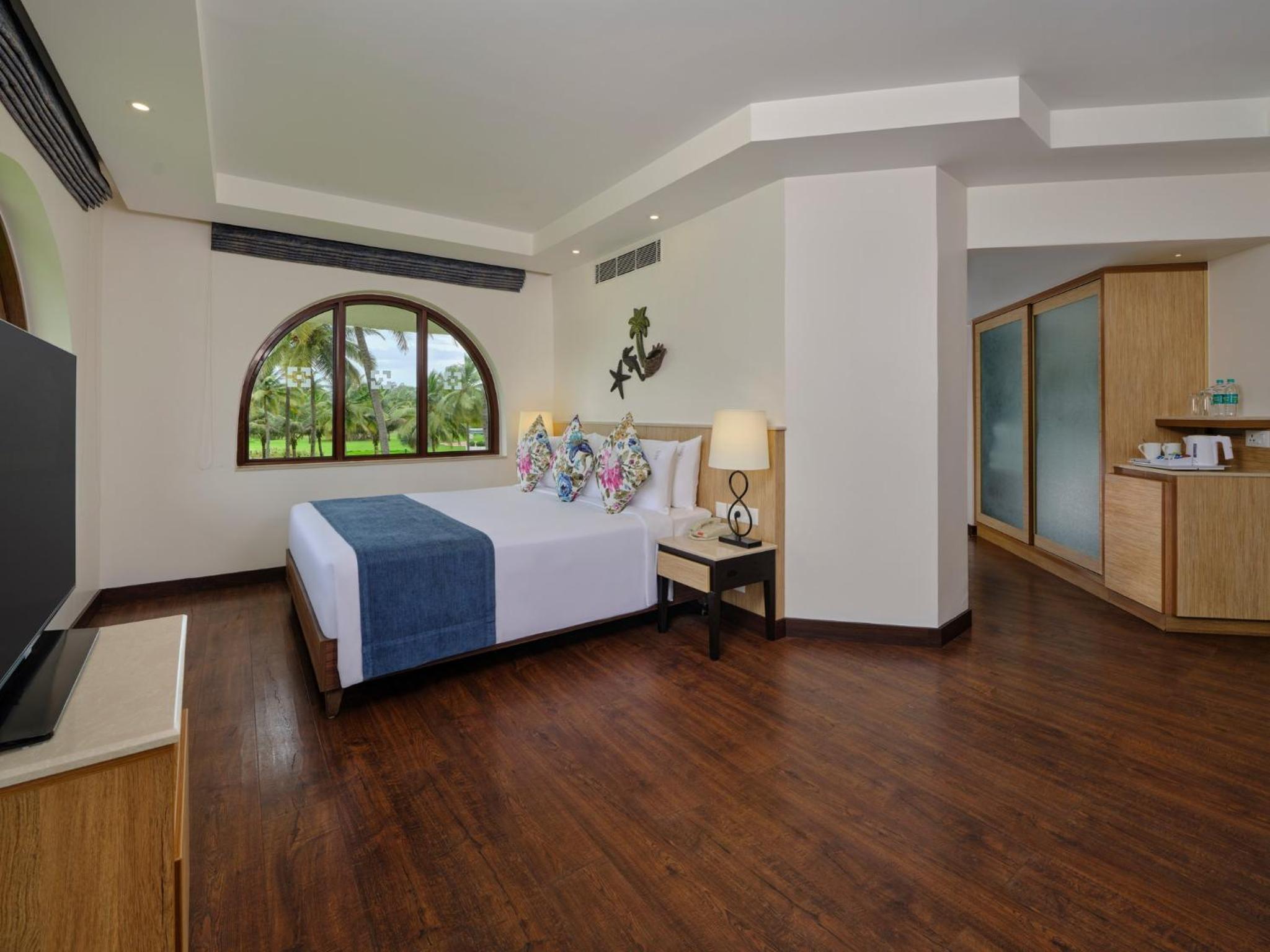 Premium King Room - Photo 4