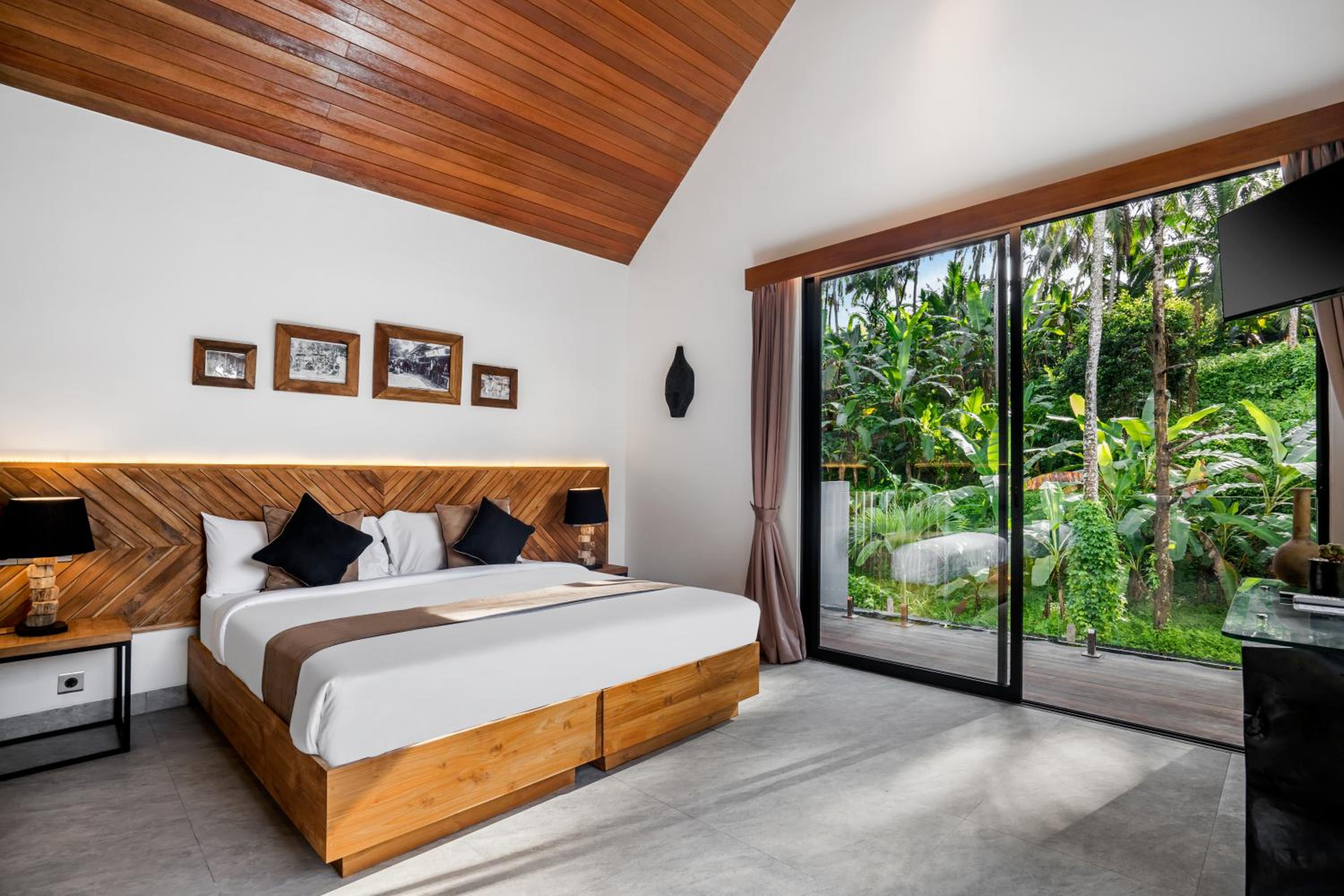 Three-Bedroom Villa - Photo 1