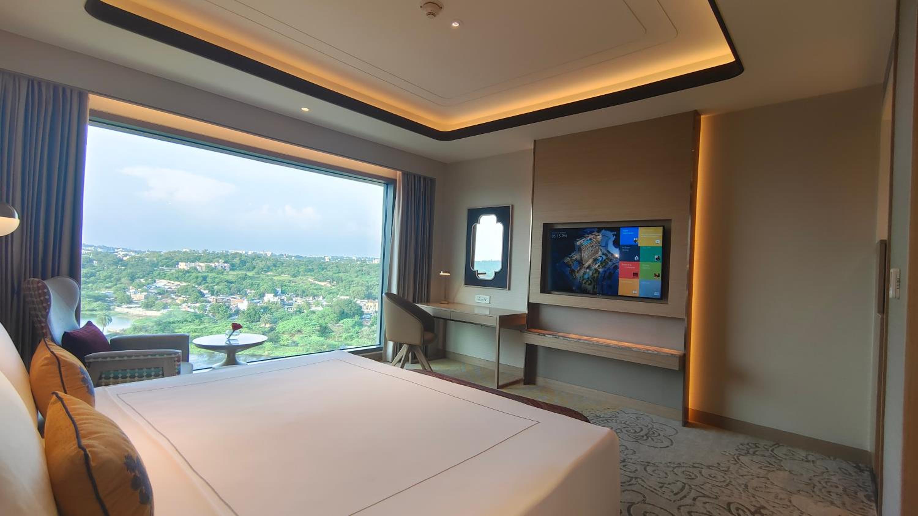 Luxury Room King Bed photo 3