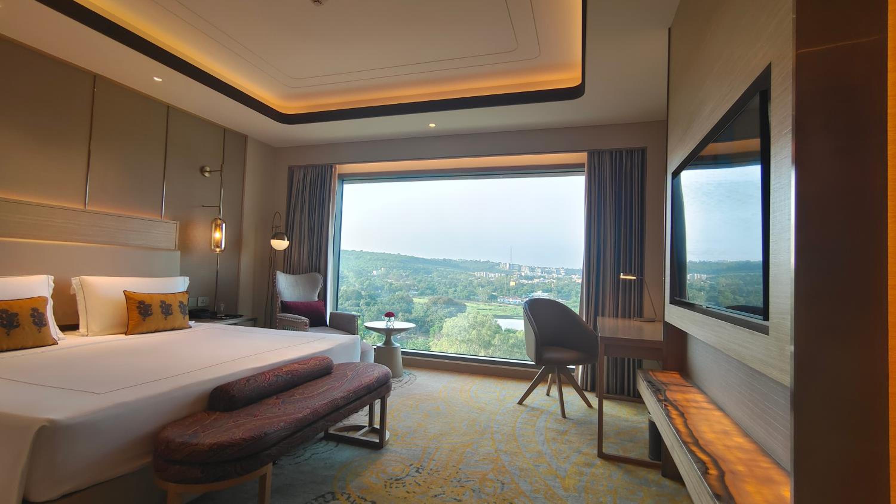 Luxury Room King Bed photo 2