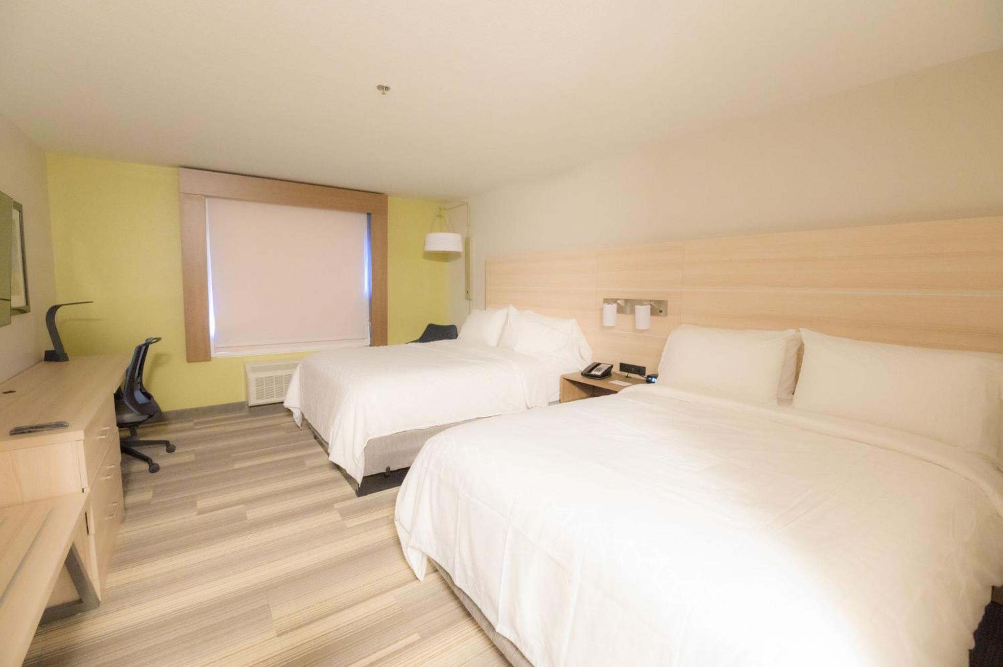Standard Queen Room with Two Queen Beds and Mobility Accessible Tub - Photo 2
