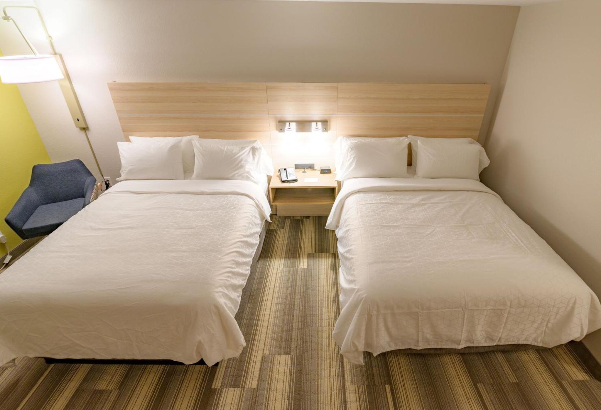 Standard Queen Room with Two Queen Beds and Mobility Accessible Tub - Photo 3