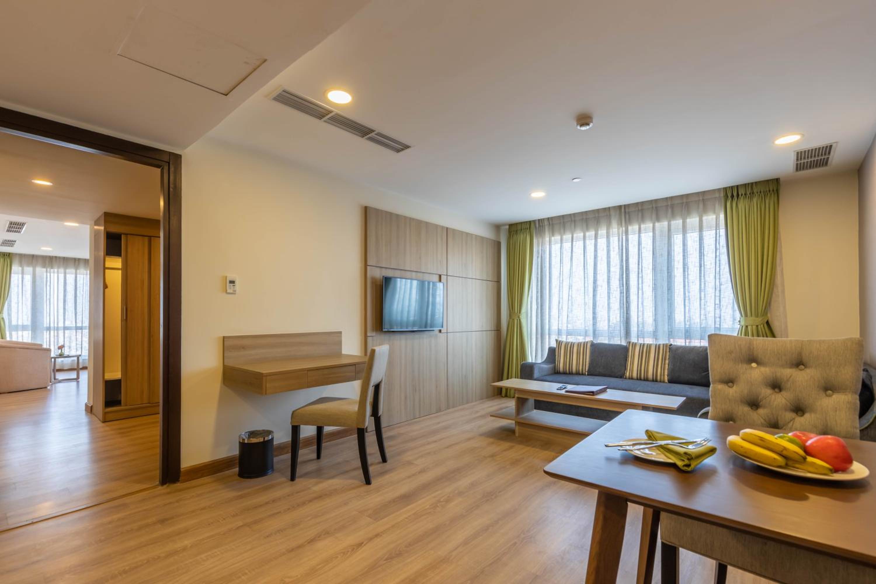 Luxury Honeymoon Suite with Bathtub & City View - Photo 6