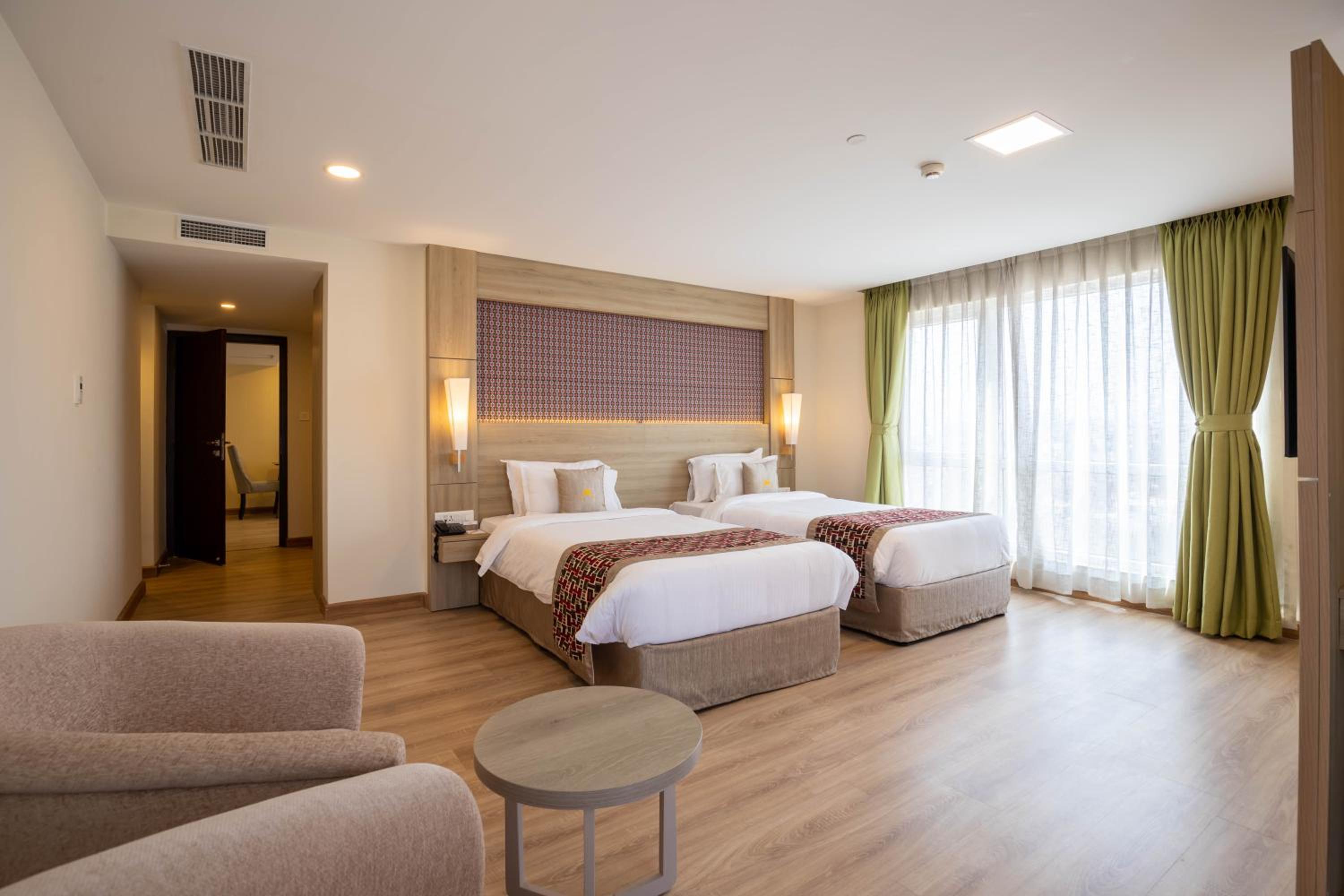 Luxury Honeymoon Suite with Bathtub & City View - Photo 7