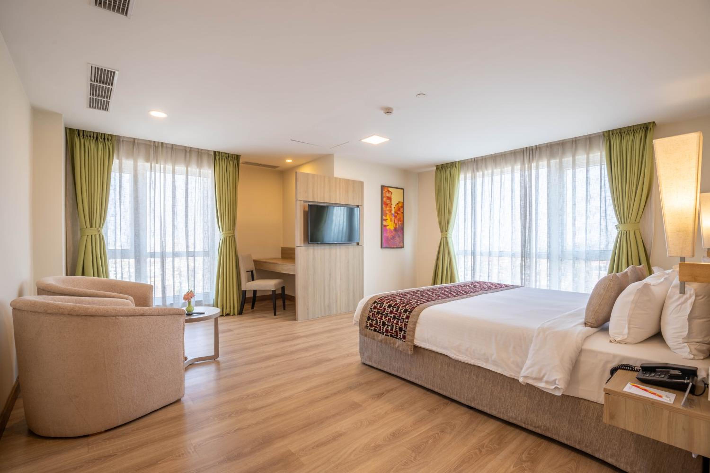 Luxury Honeymoon Suite with Bathtub & City View - Photo 5