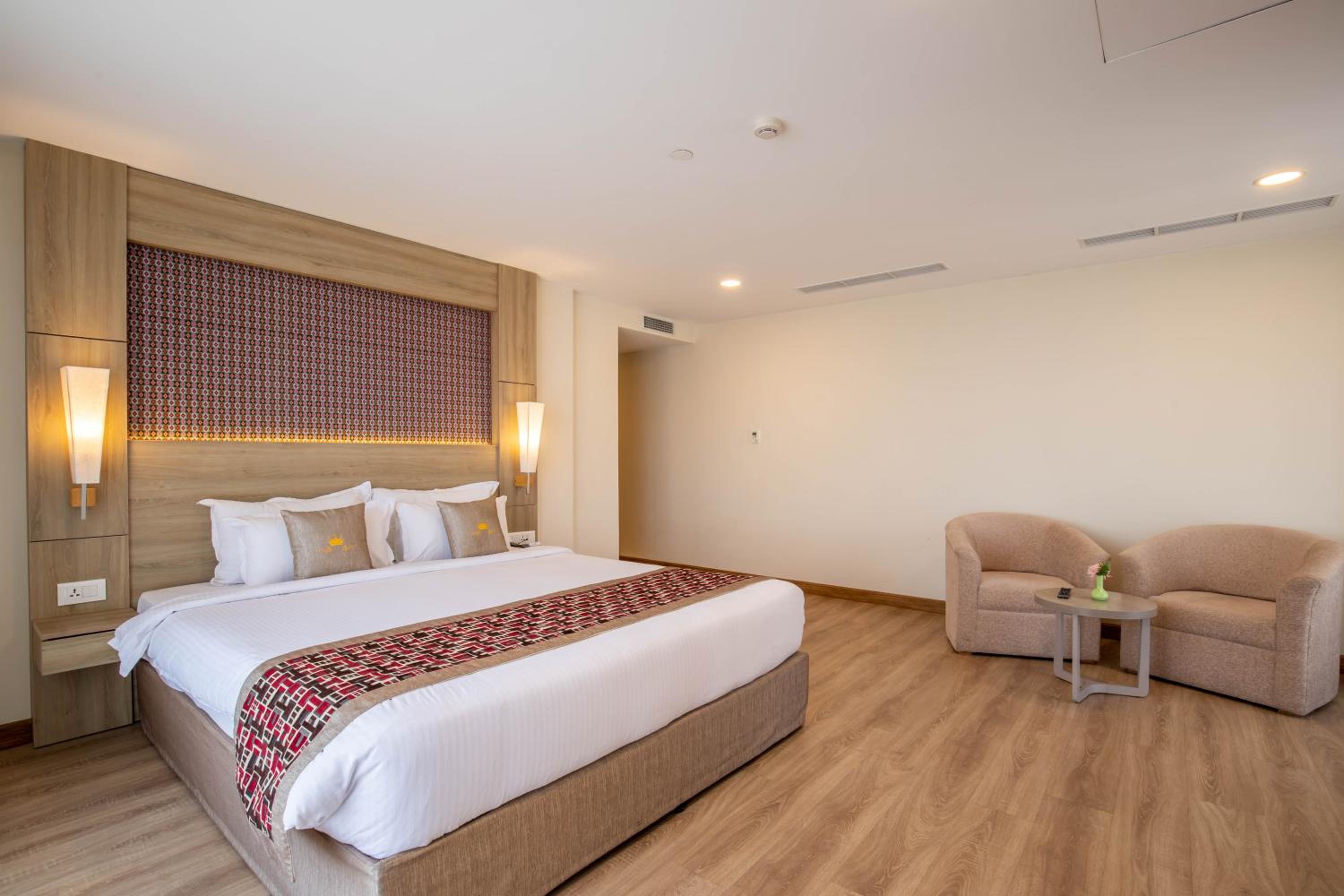 Luxury Honeymoon Suite with Bathtub & City View - Photo 4