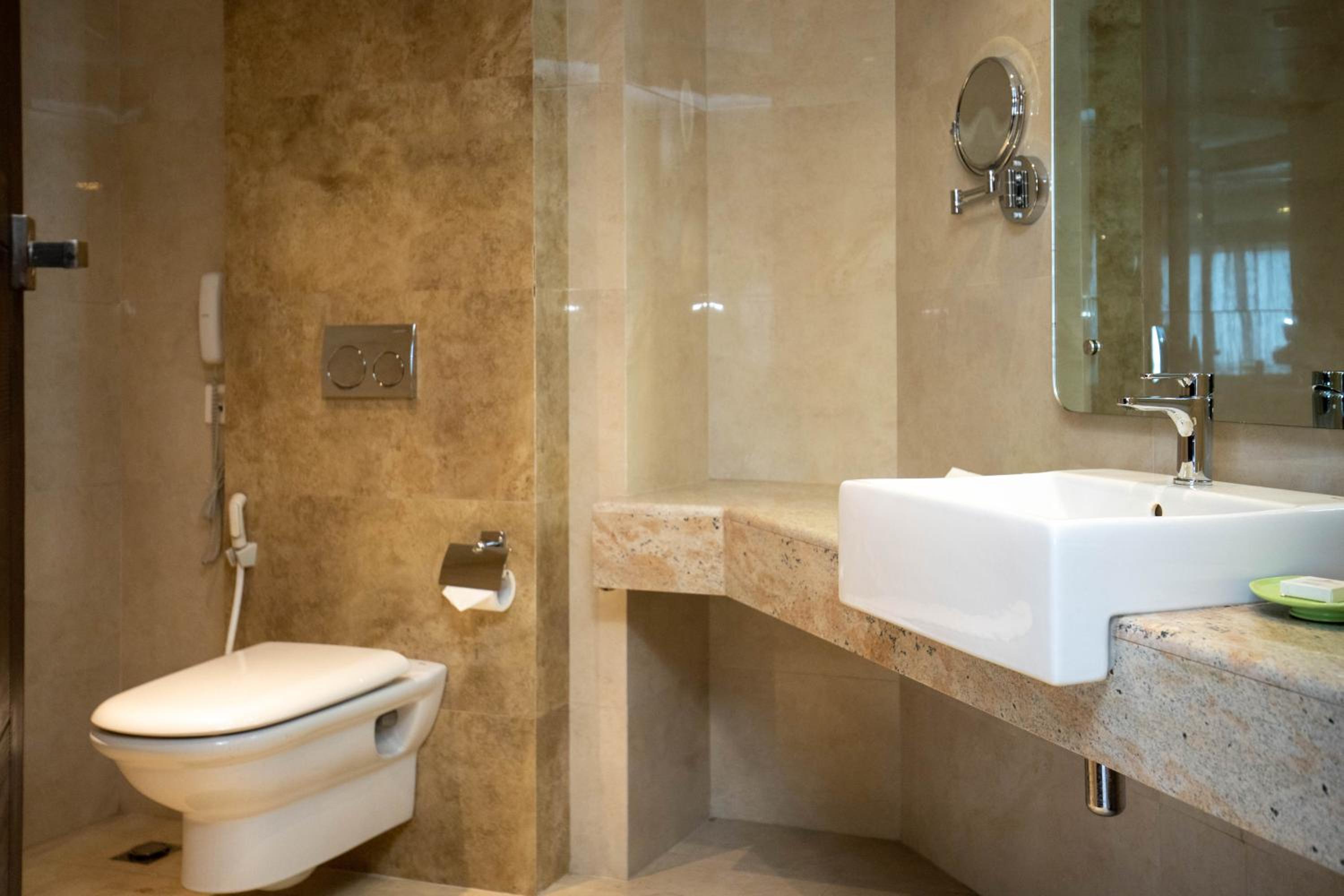Luxury Honeymoon Suite with Bathtub & City View - Photo 9