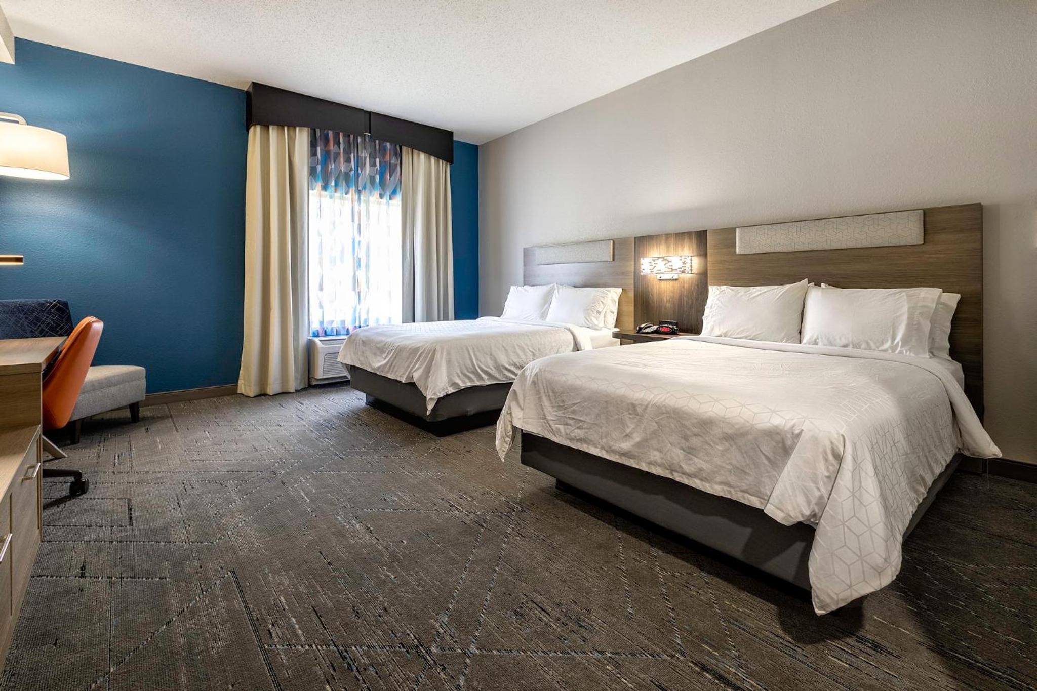 Standard Room with Two Queen Beds - Photo 3