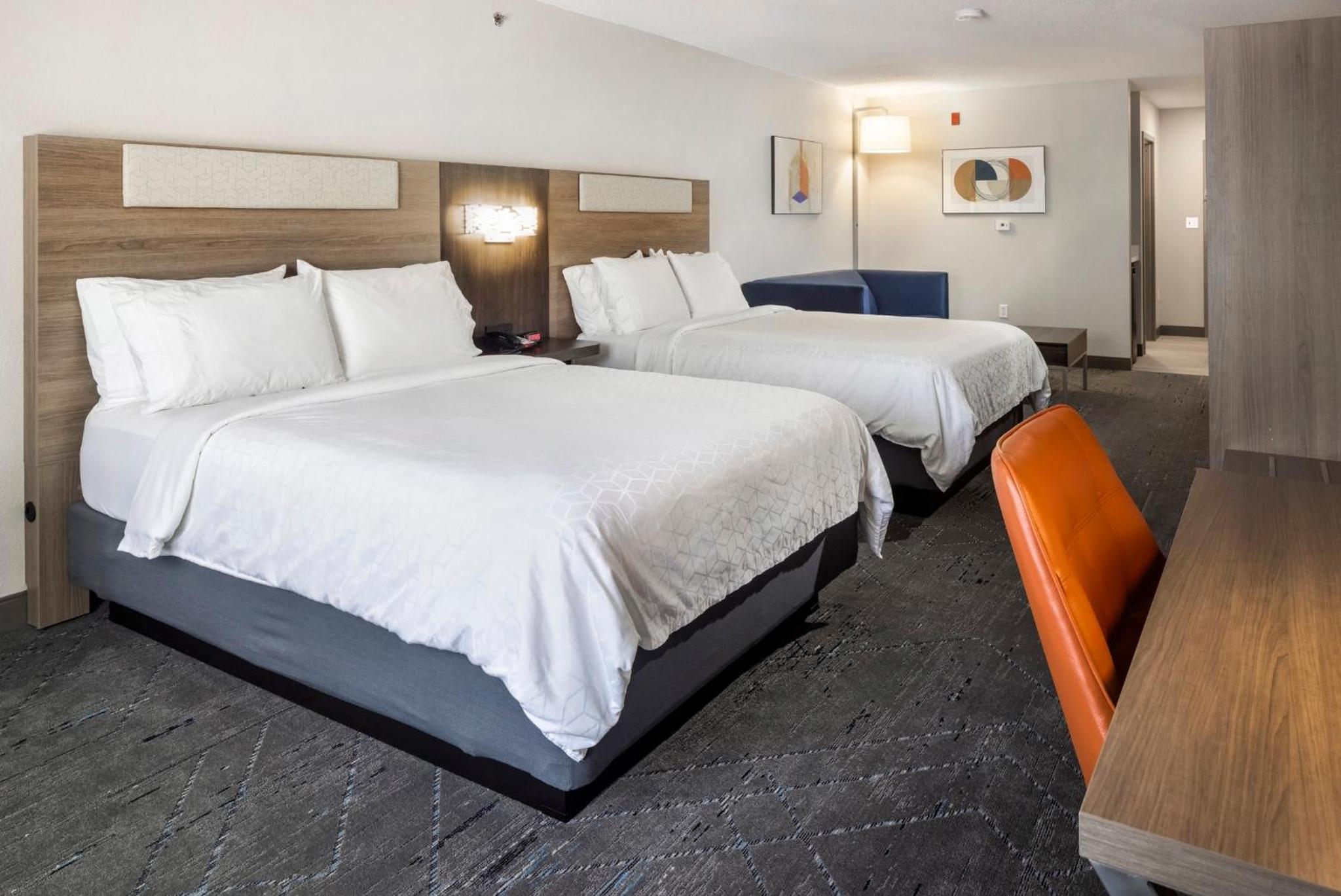 Queen Suite with Two Queen Beds and Sofa Bed - Photo 2