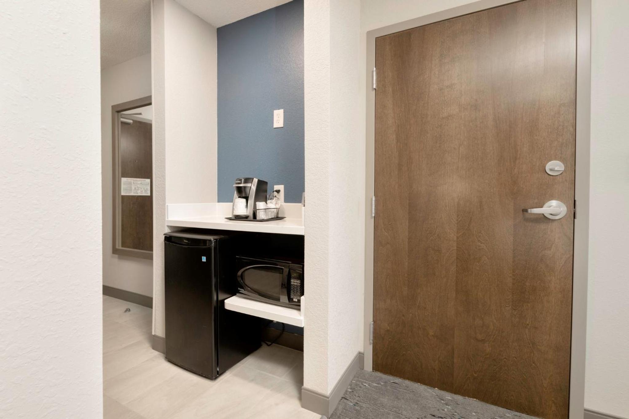 King Room with Roll In Shower - Non-Smoking