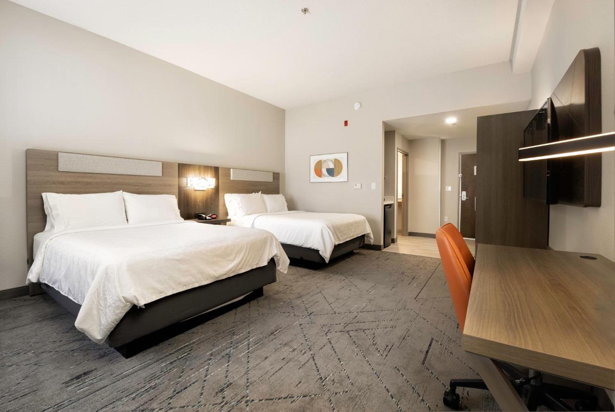 Standard Room with Two Queen Beds - Photo 2