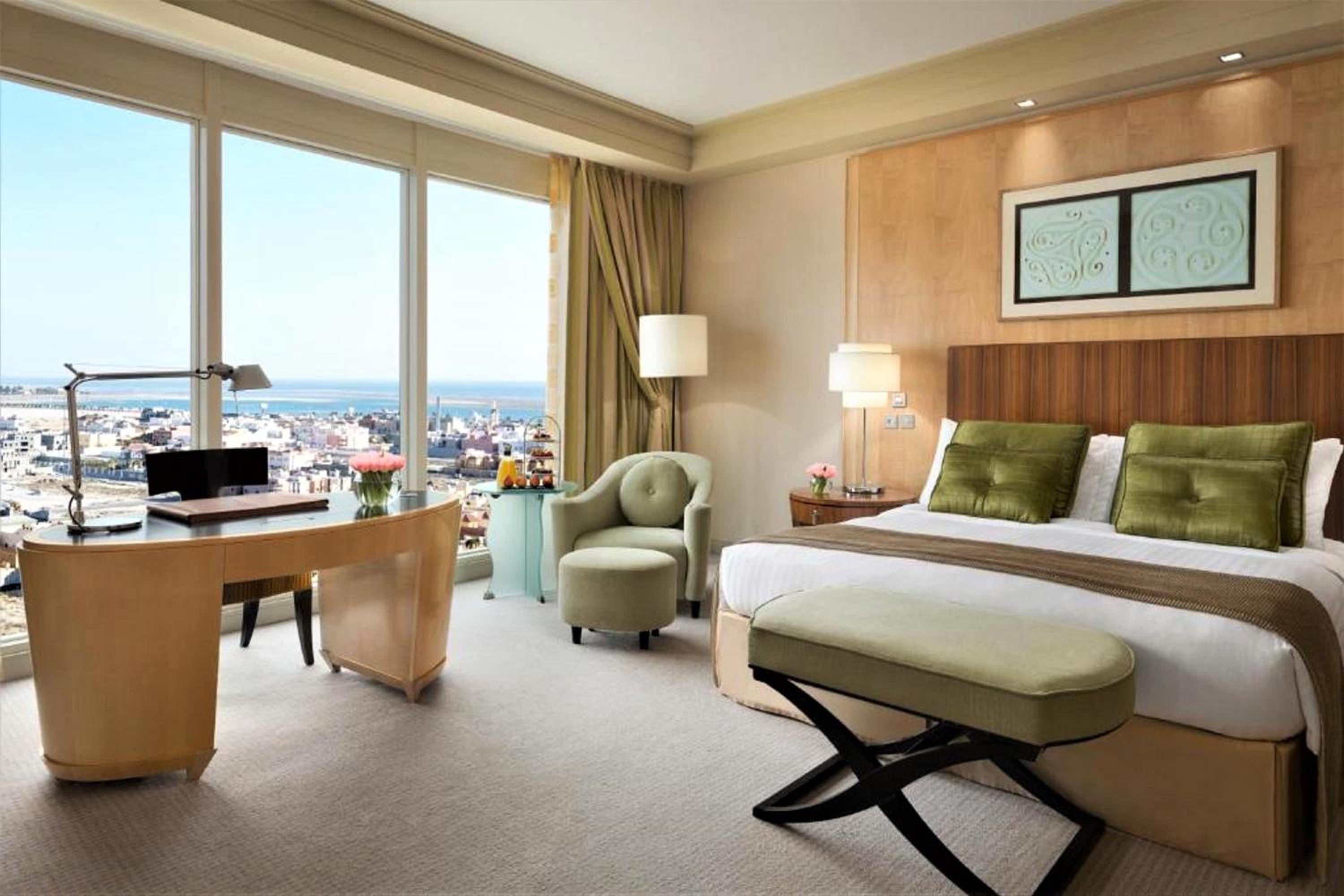Deluxe King Room with Partial Sea View - Photo 7
