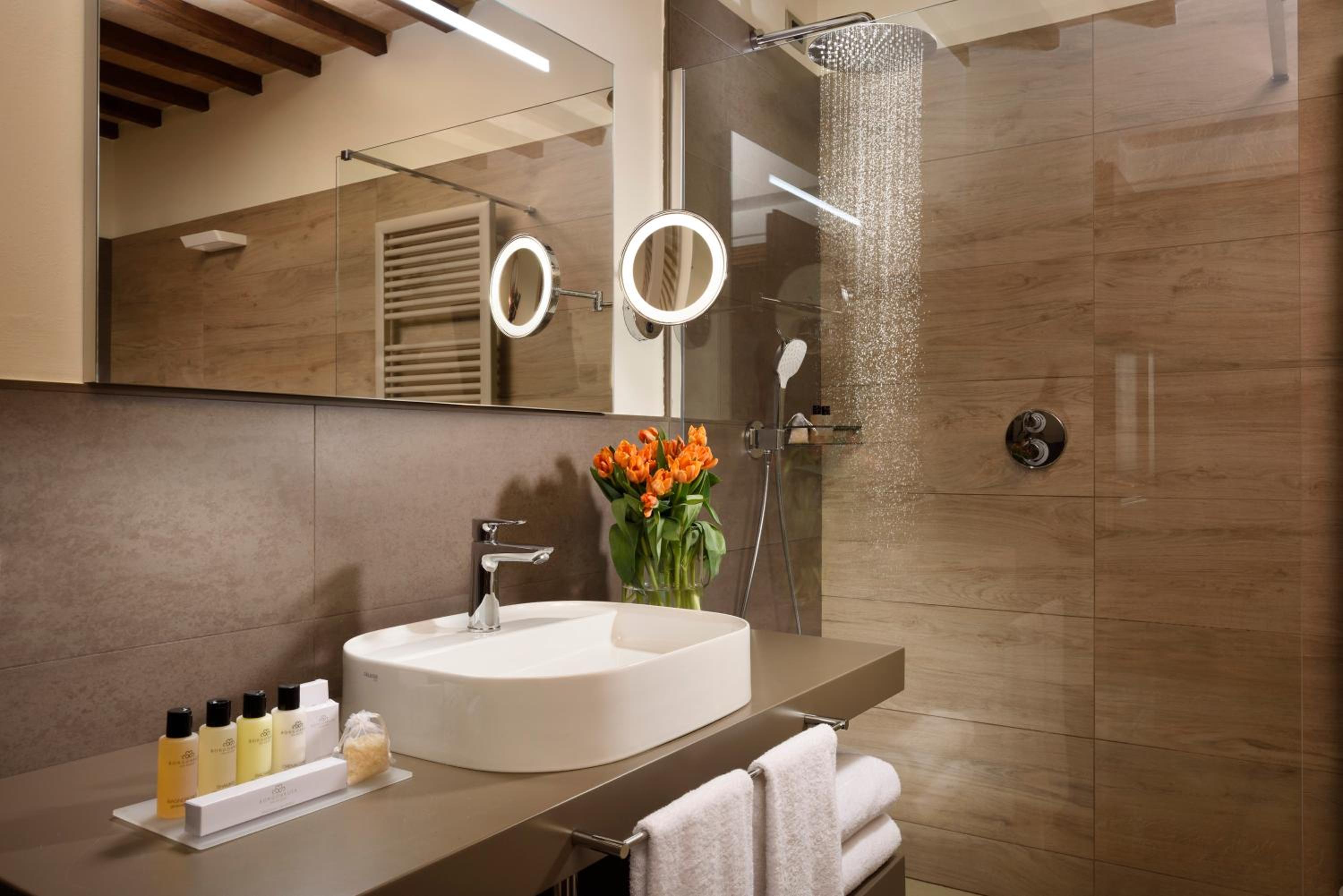 Suite with Balcony and Spa Access photo 2