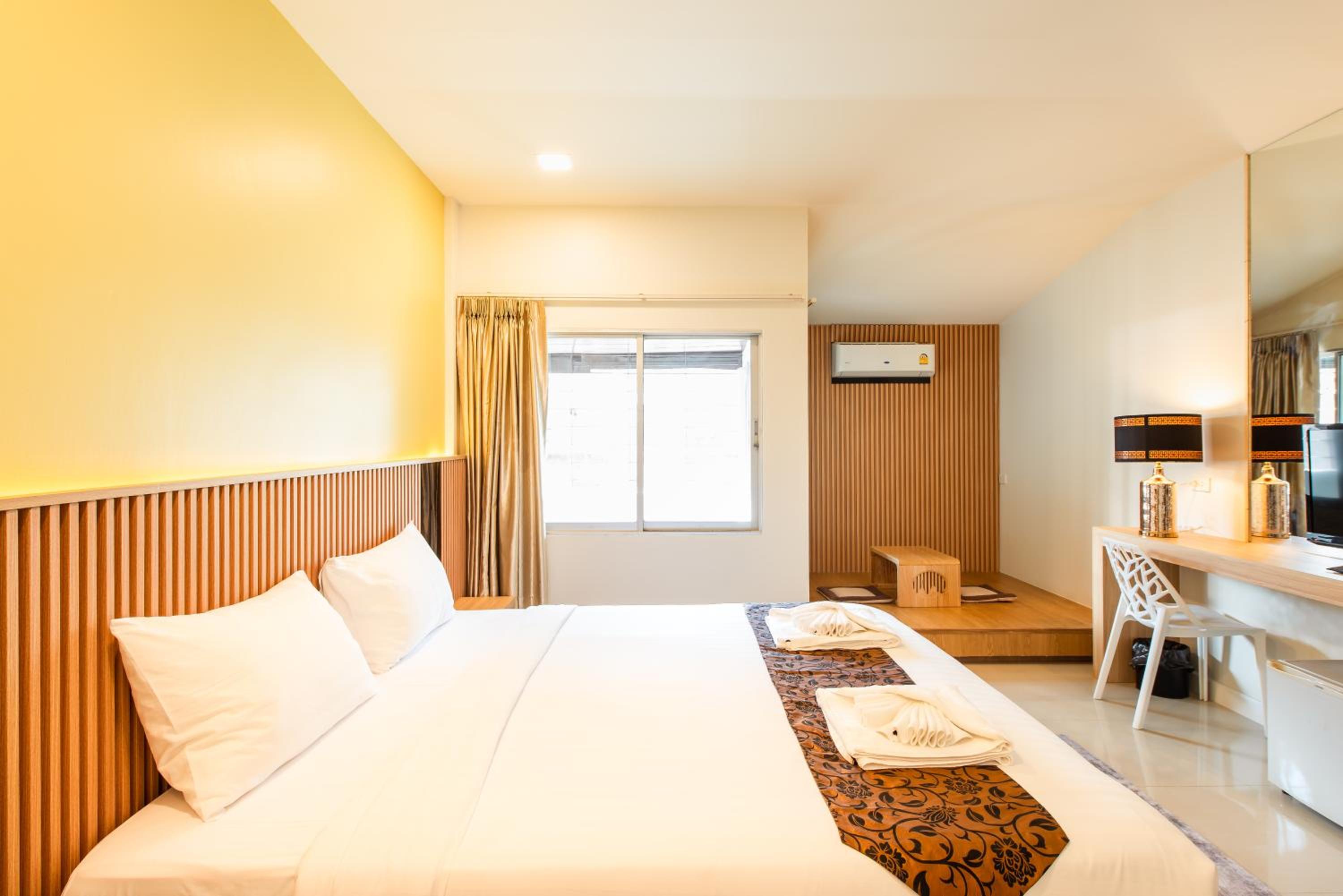 Deluxe Double Room - Photo 12