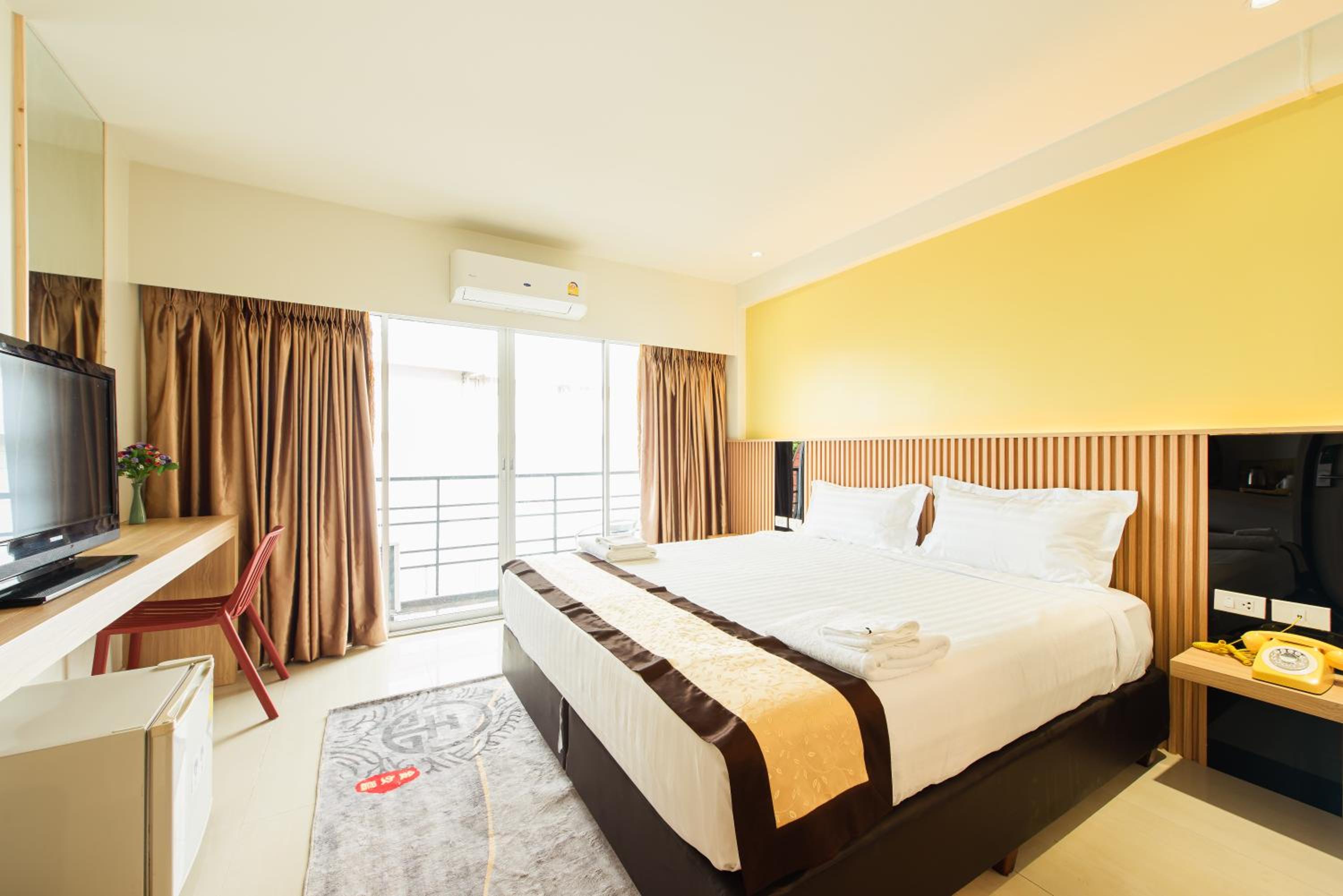 Deluxe Double Room with Balcony - Photo 5