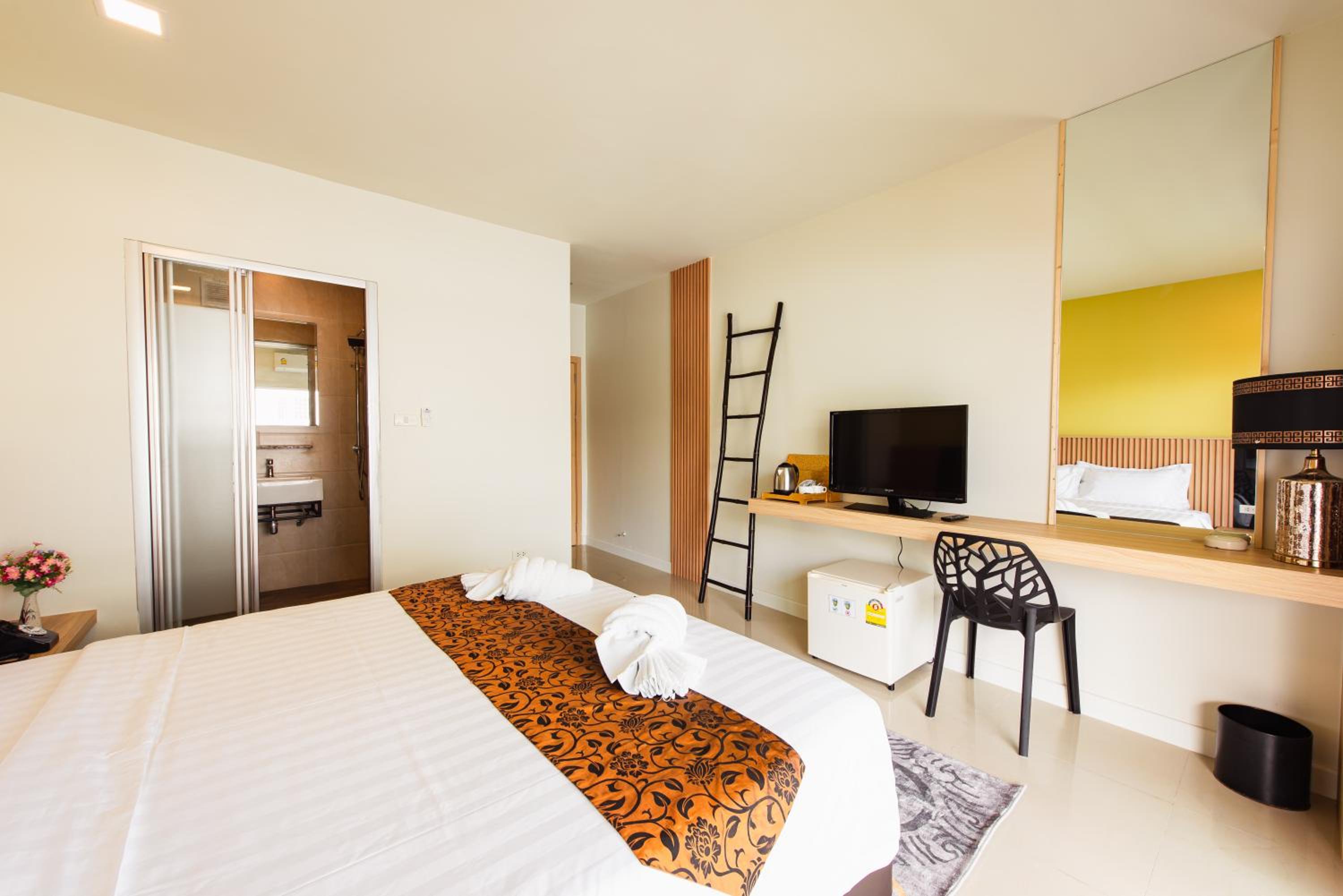 Deluxe Double Room with Balcony - Photo 2