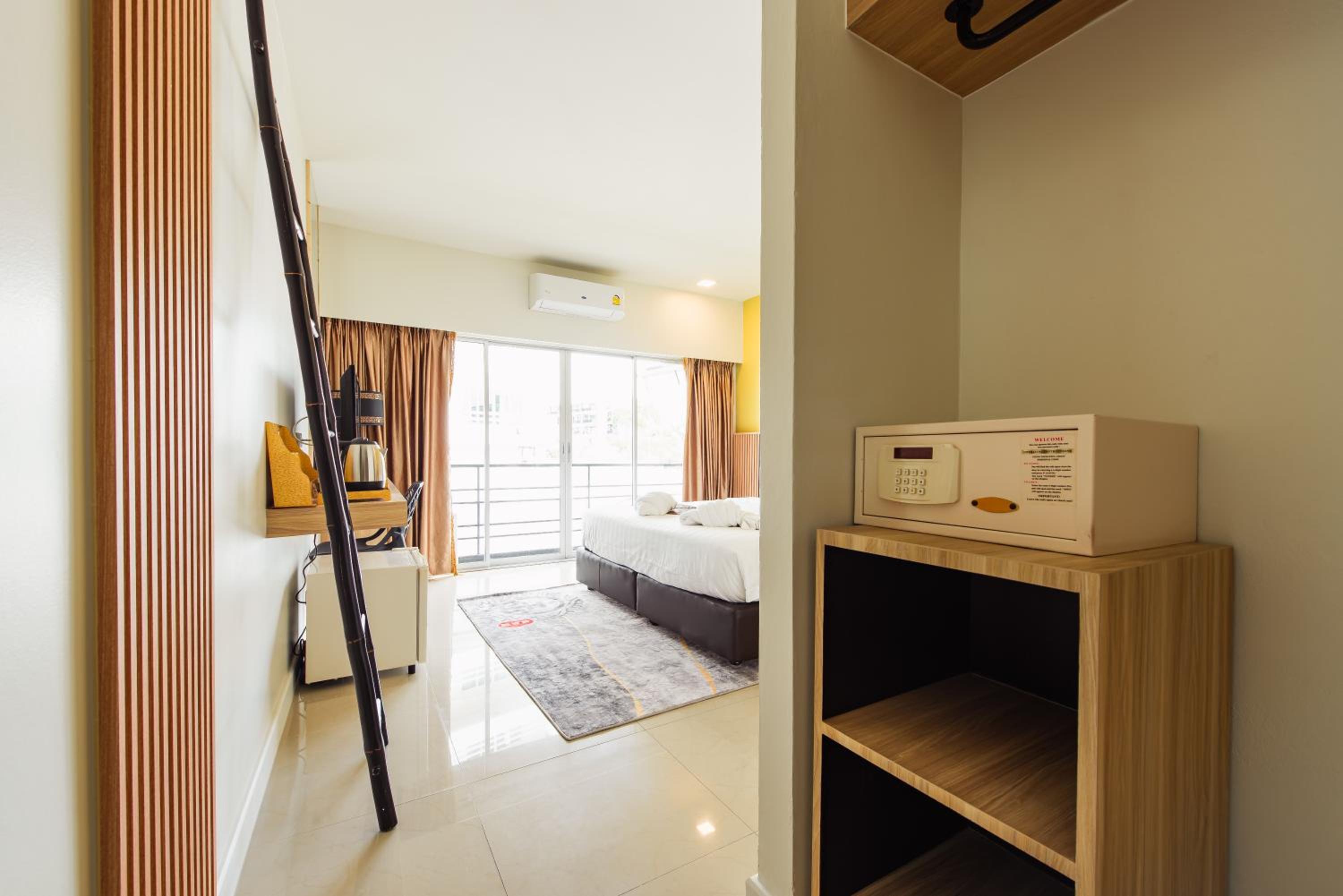Deluxe Double Room with Balcony - Photo 11