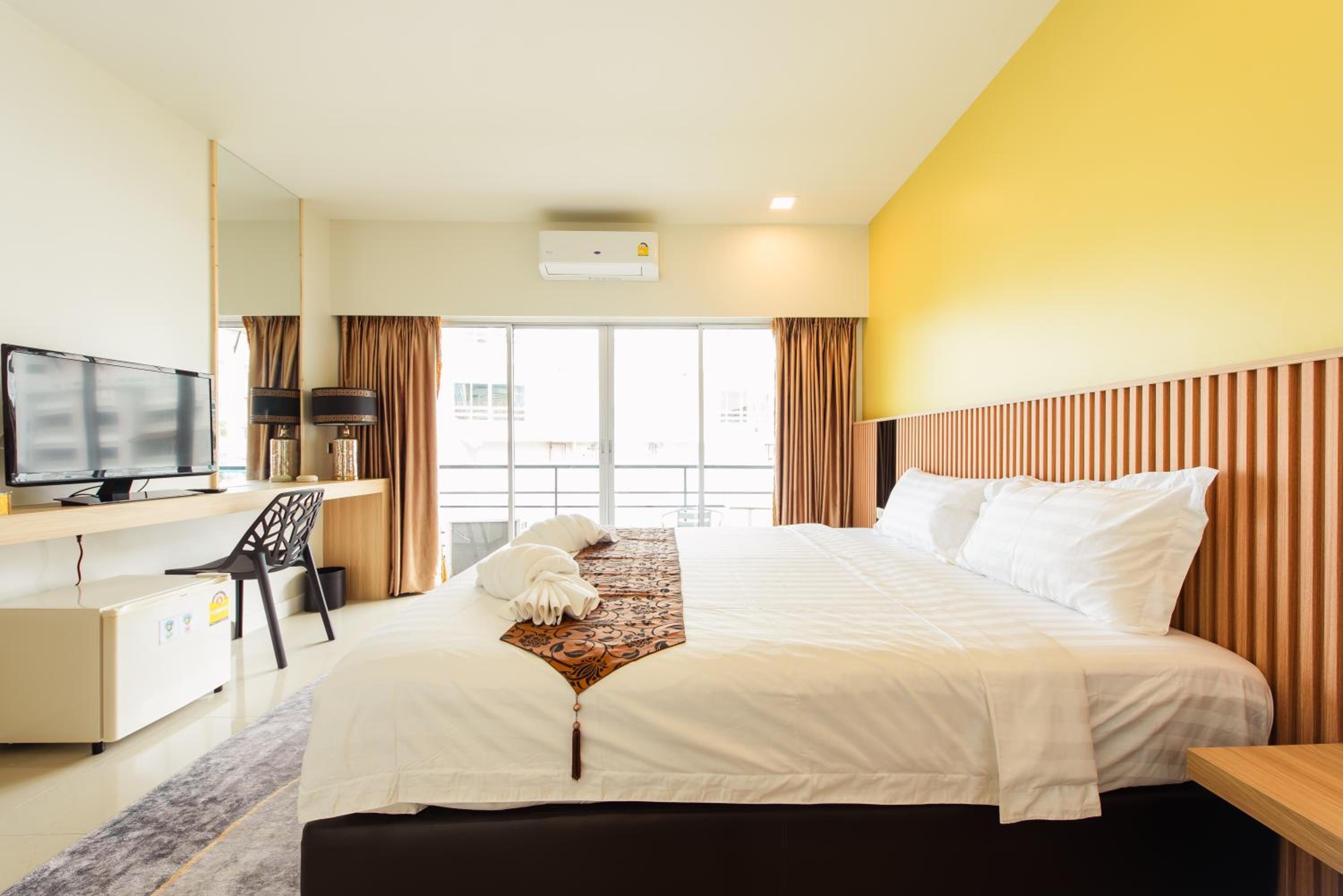 Deluxe Double Room with Balcony - Photo 4