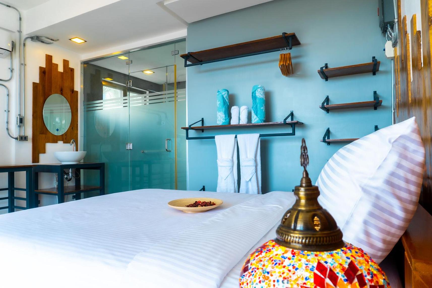 Deluxe Queen Suite - Photo 14