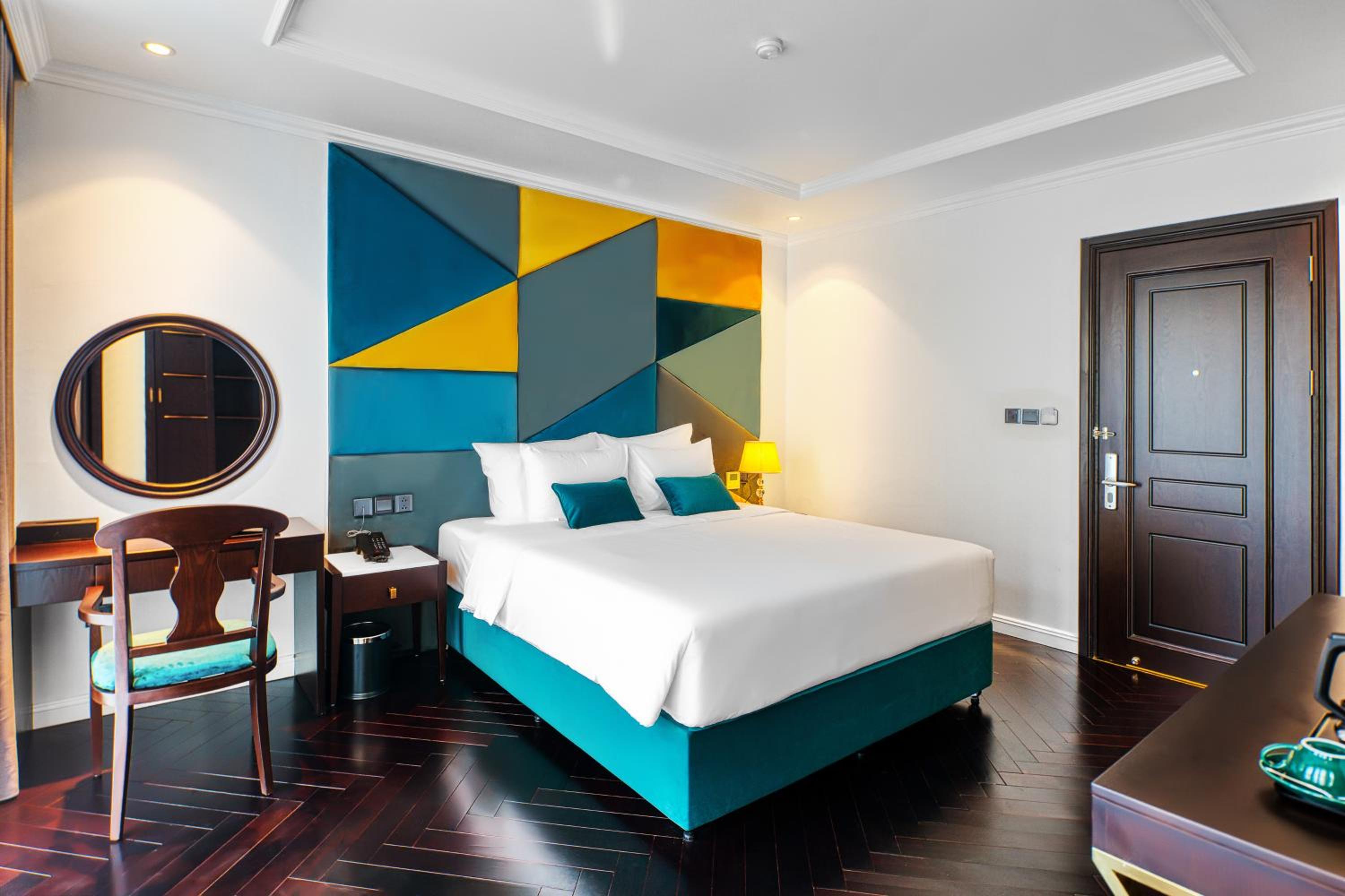 Deluxe King Room - Photo 2