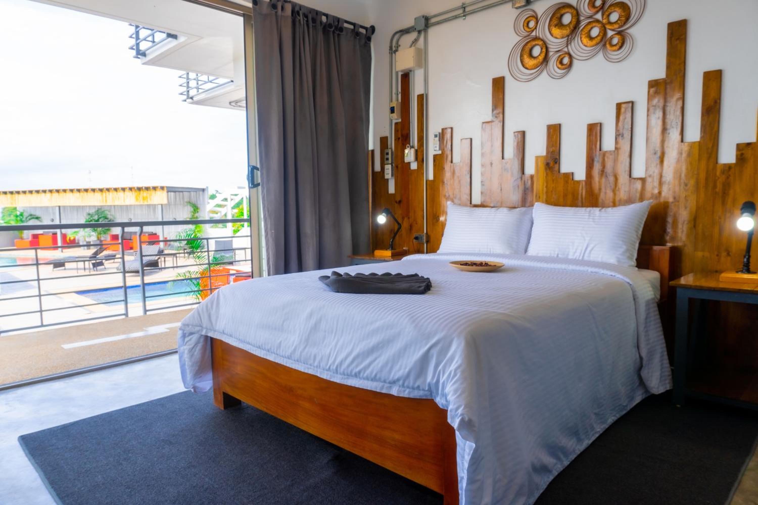 Deluxe Queen Suite - Photo 28