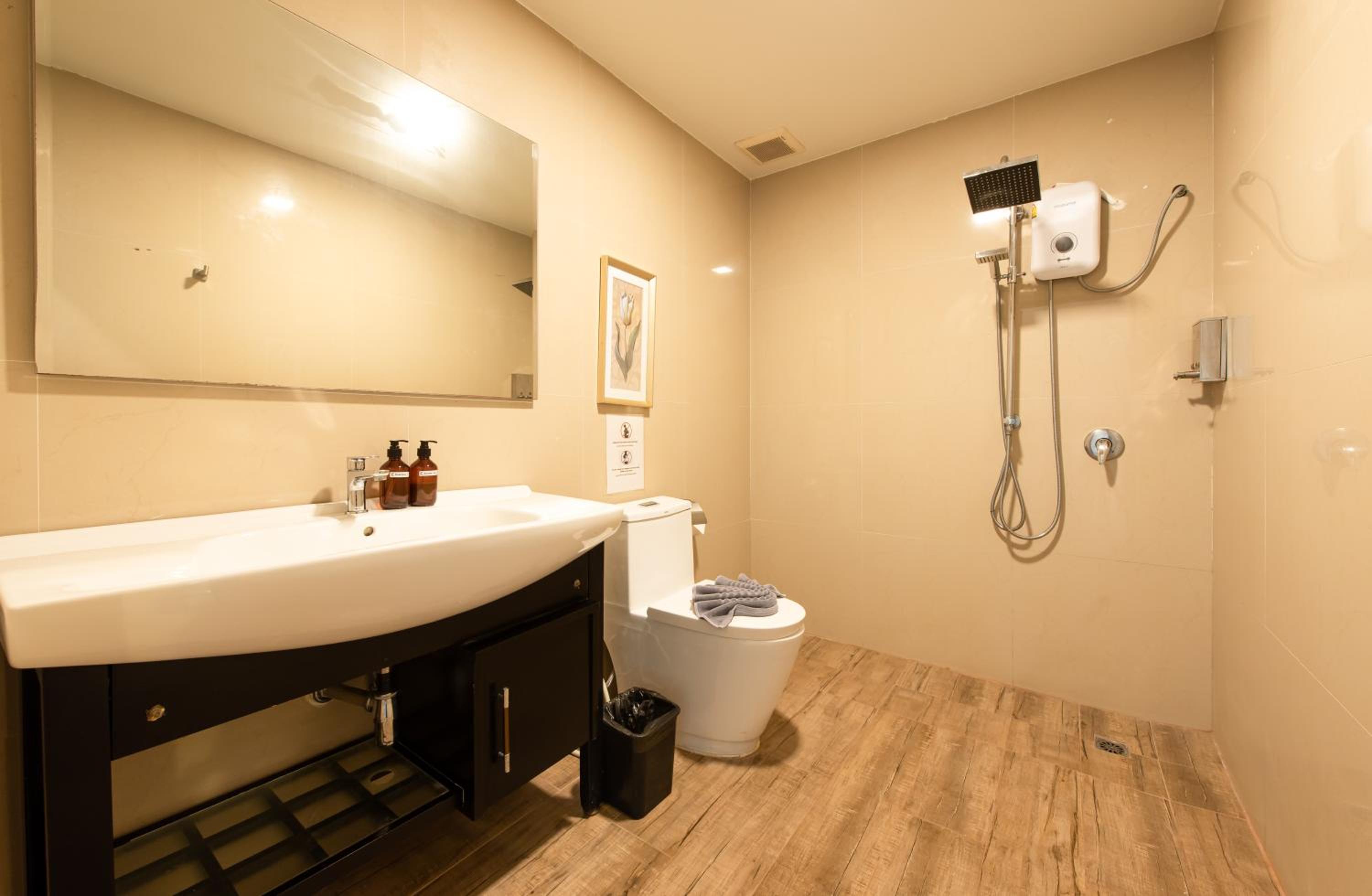 Deluxe Double Room - Photo 9