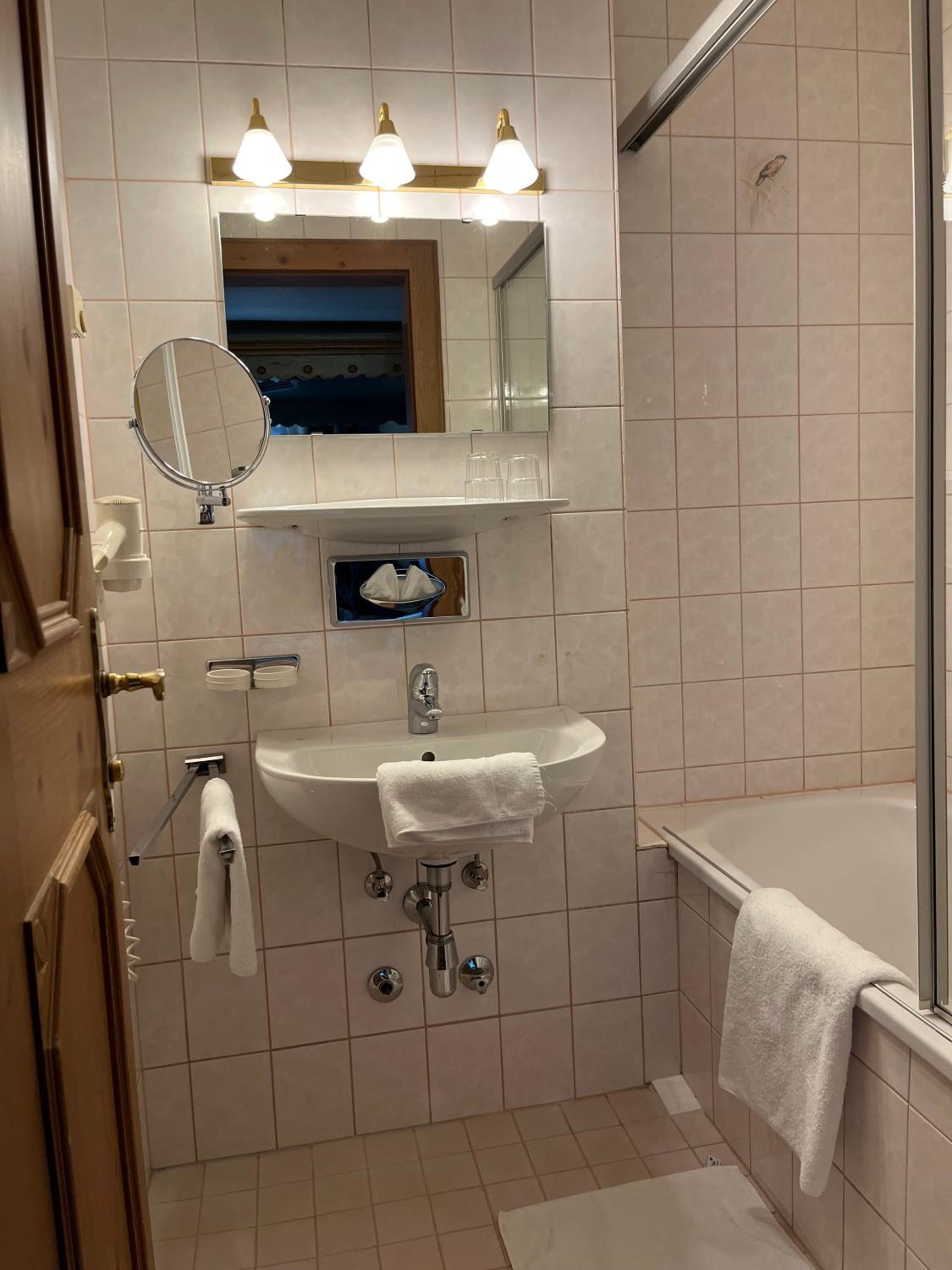 Deluxe Double Room with Balcony - Photo 3