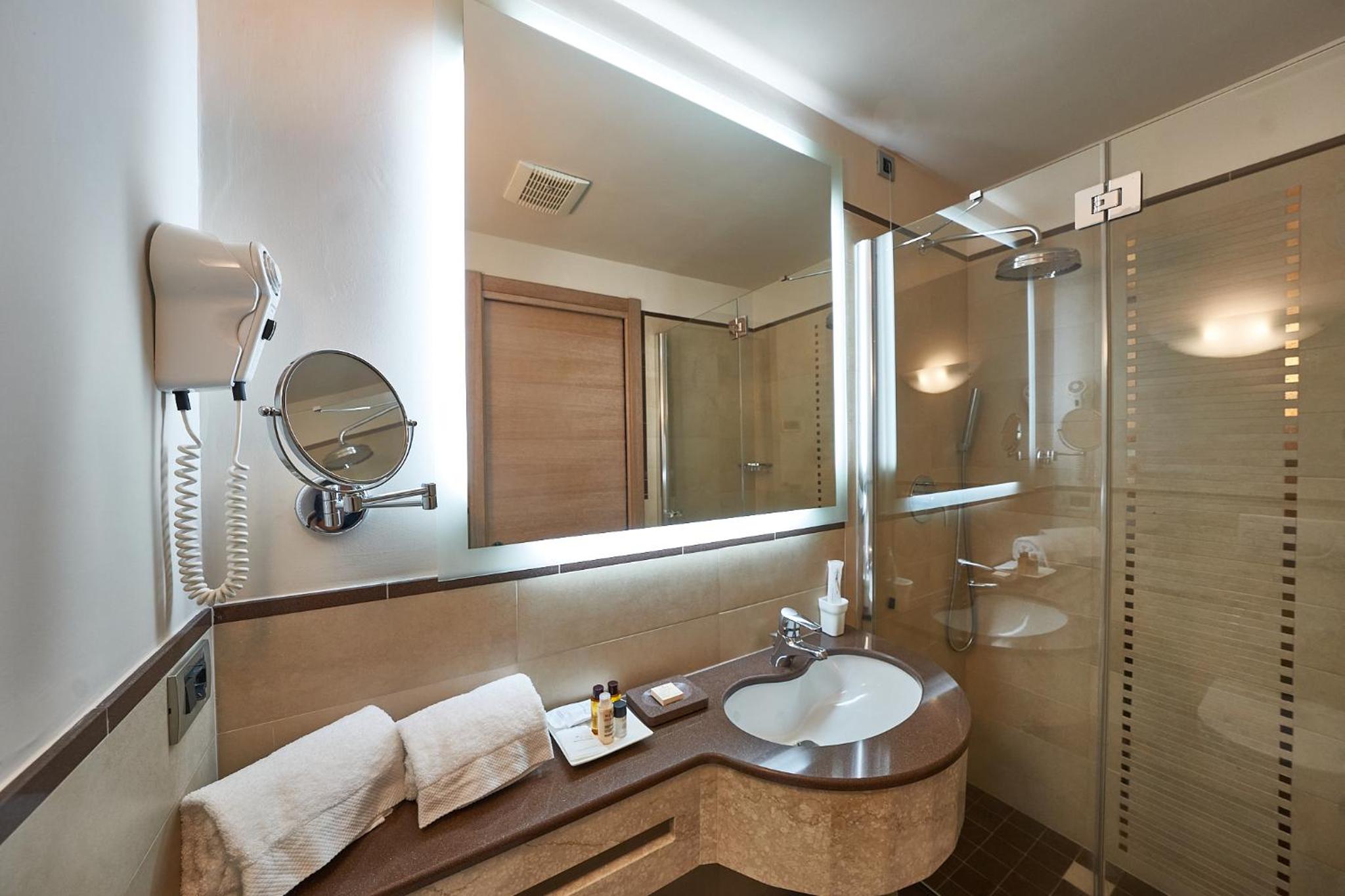 Superior Double or Twin Room - Photo 10