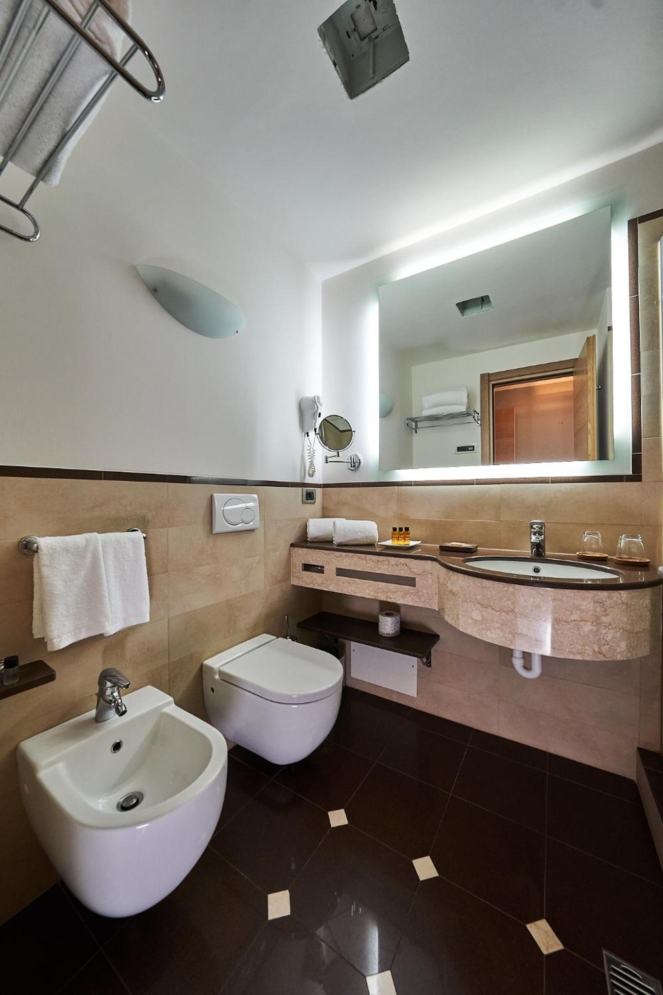 Superior Double or Twin Room - Photo 11
