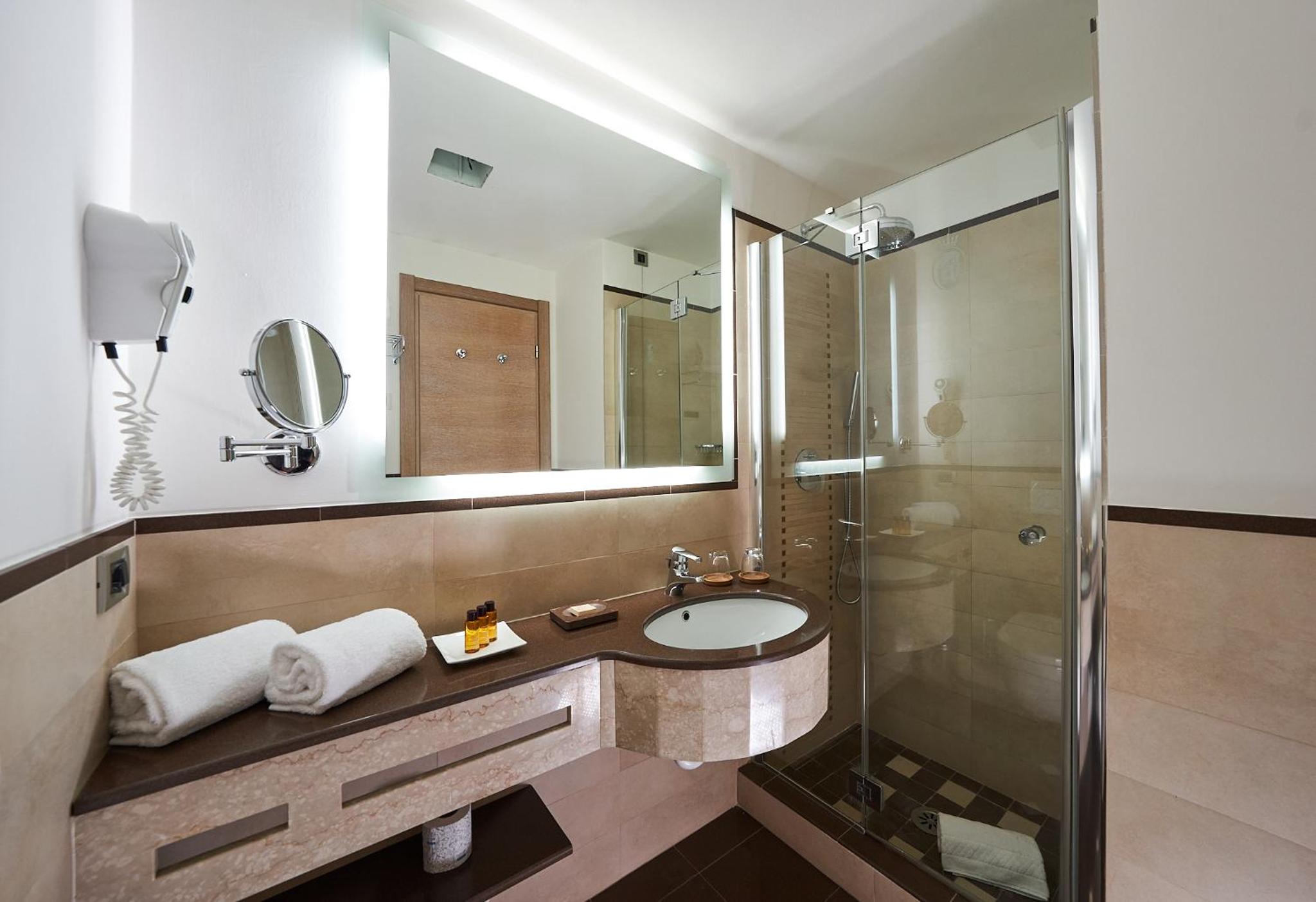 Superior Double or Twin Room - Photo 9